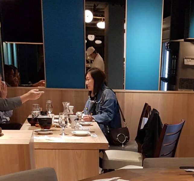 連勝武送張齡予離開時,已用餐完畢的路永佳(右)也穿上牛仔外套準備離開。(讀者提供)