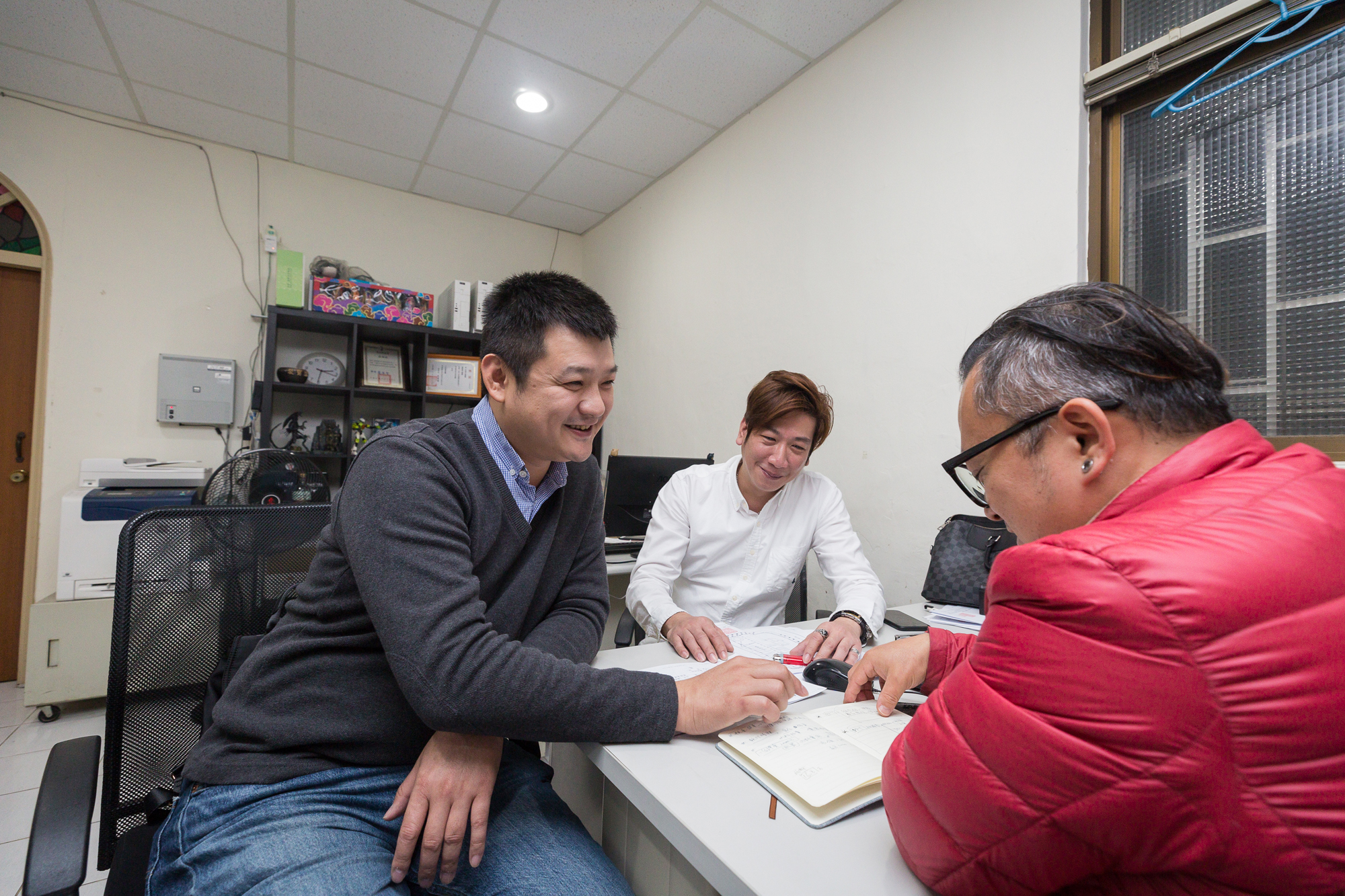 許智全（左1）不是遊戲業背景出身，相當尊重專業人士意見，給予很大的空間。