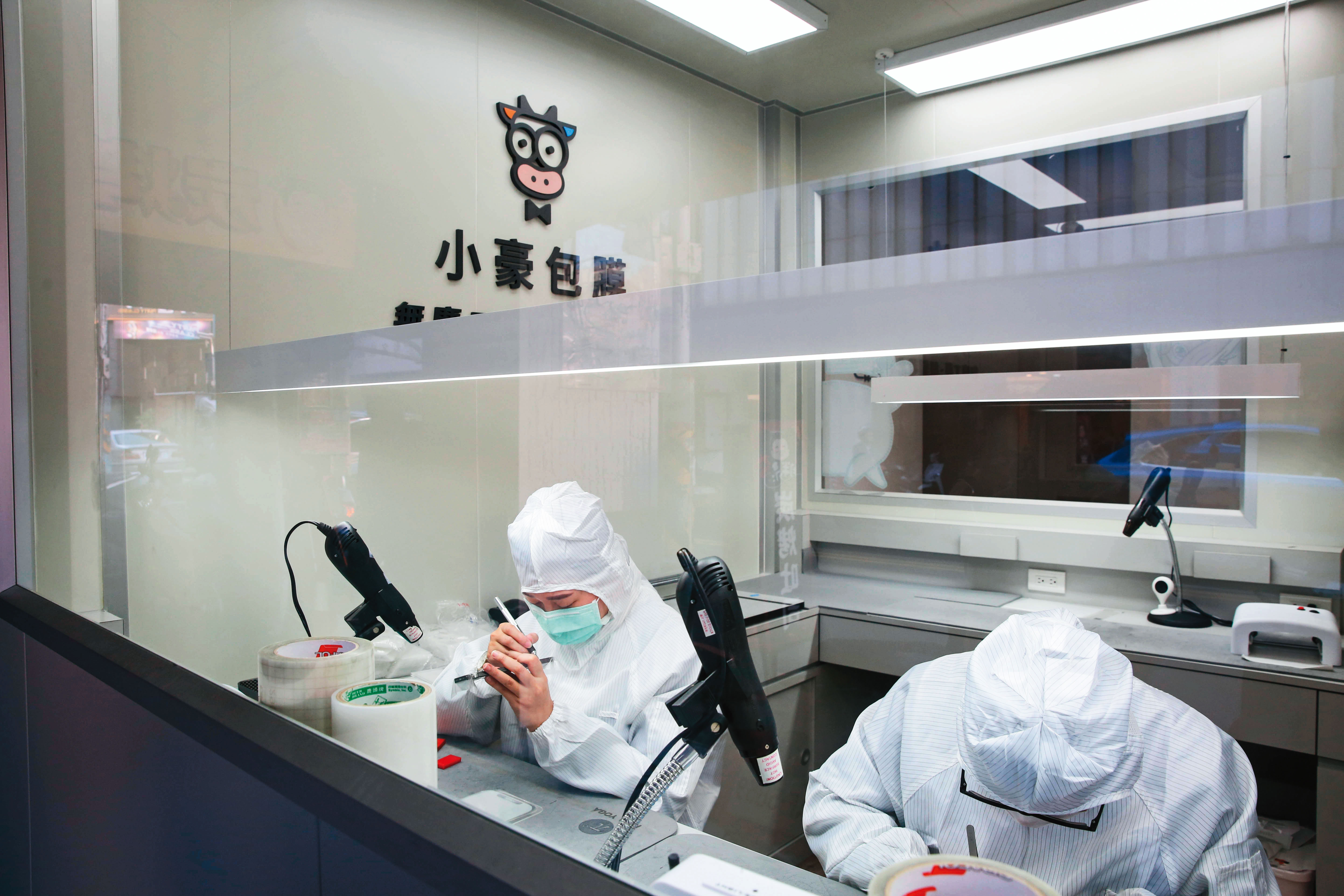 小豪首創無塵室包膜空間,提升包膜師傅的工作效率與品質。