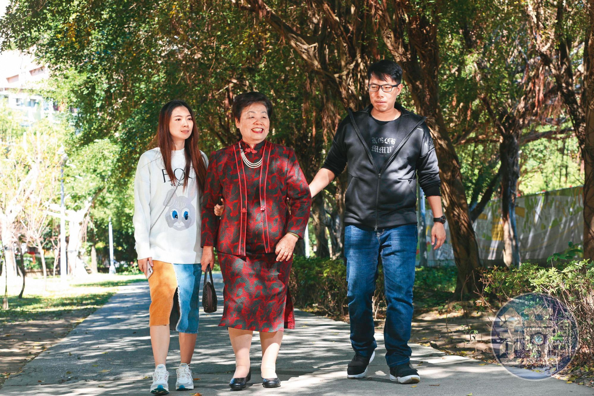 陳威領（右）從小與阿嬤（中）相依為命，事業有成後，換他當阿嬤的靠山，時常偕妻回老家陪伴。