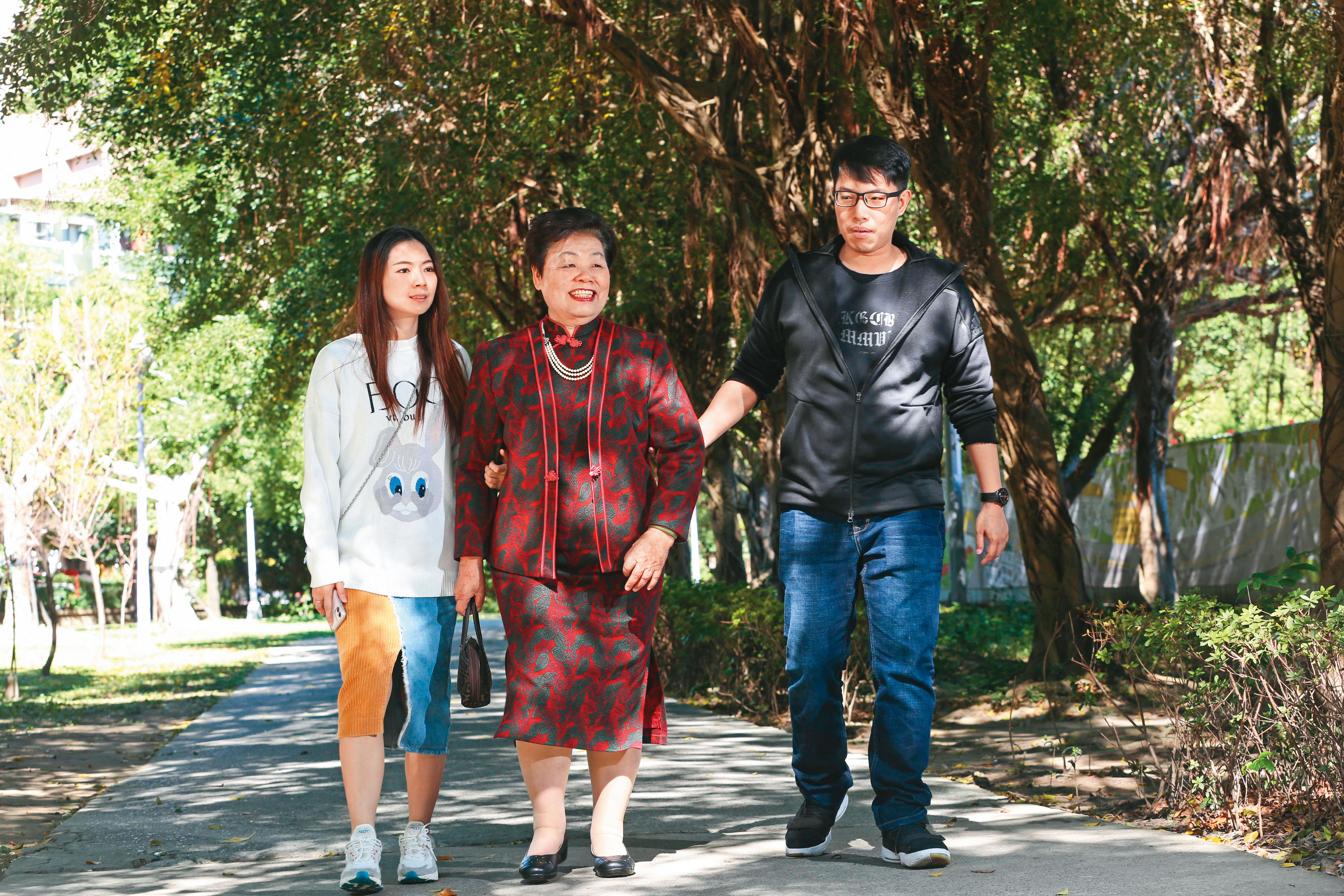 陳威領(右)從小與阿嬤(中)相依為命,事業有成後,換他當阿嬤的靠山,時常偕妻回老家陪伴。