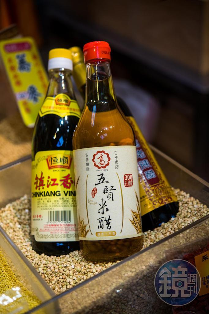 十香菜的關鍵隱味是醋，講究做法的可調複方醋來調味。采縈供應山西老陳醋、五賢米醋及鎮江醋等多款醋。（70元～200元／瓶）