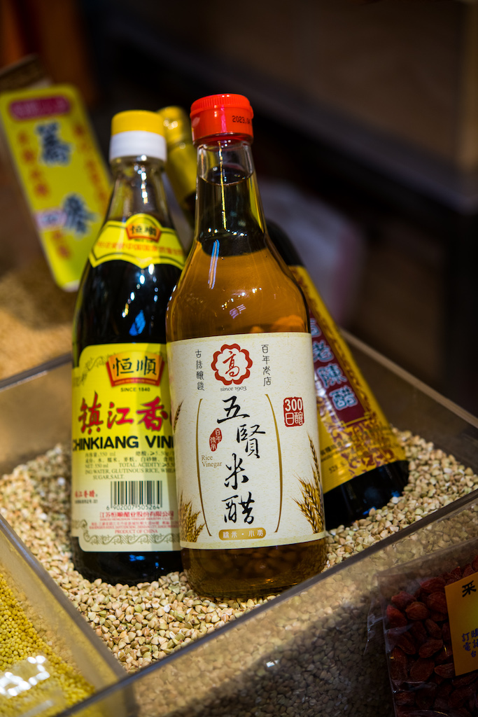 十香菜的關鍵隱味是醋，講究做法的可調複方醋來調味。采縈供應山西老陳醋、五賢米醋及鎮江醋等多款醋。（70元～200元／瓶）