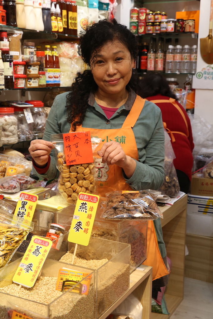 老闆吳采縈很樂意跟客人分享老菜做法及調味，來買調味食材還能賺到食譜。