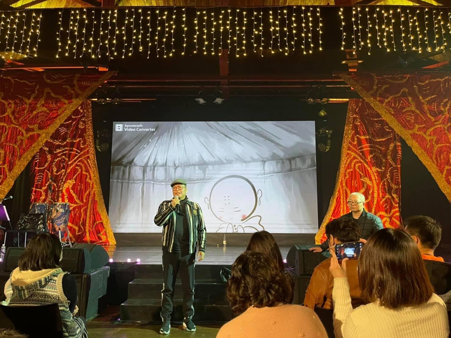 剛完成第5次手術的蕭言中，出席《童話秀逗秀》首演。（光源劇場提供）