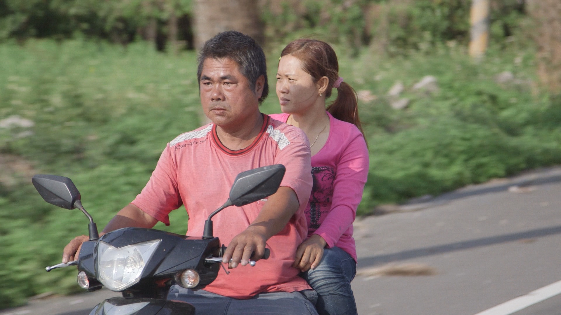 小兒麻痺的阿龍（左）行動不便，在母親堅持下娶了越南新娘阿紫（右）。（好威映象提供）