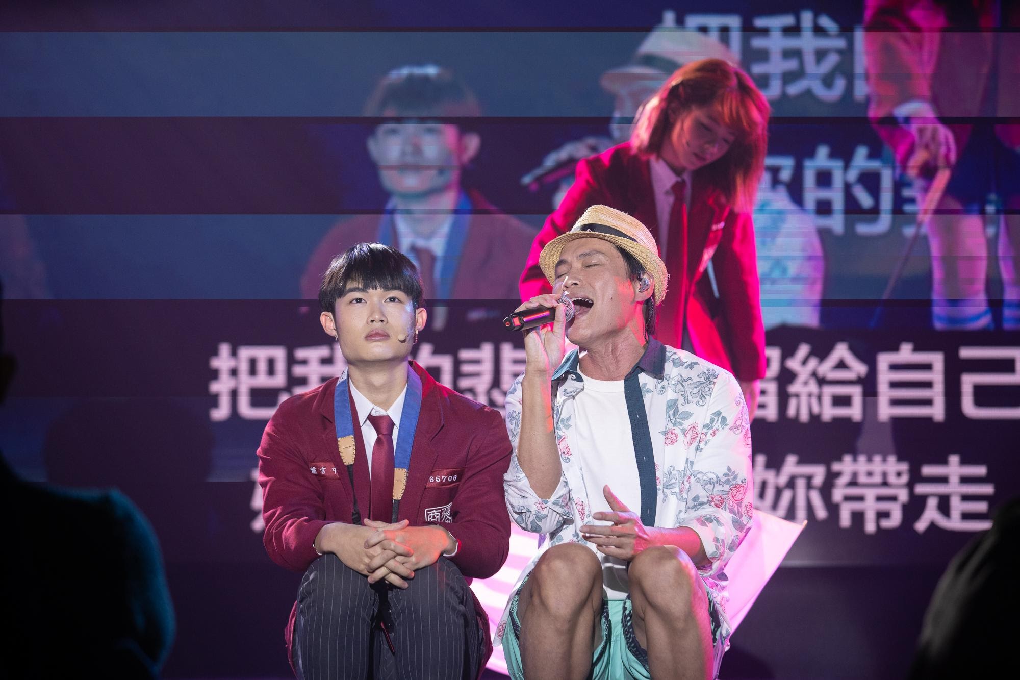 黃鐙輝（右）在《童話秀逗秀》中飾演蕭言中音樂界好友陳昇。左為郭德君。（光源劇場提供）