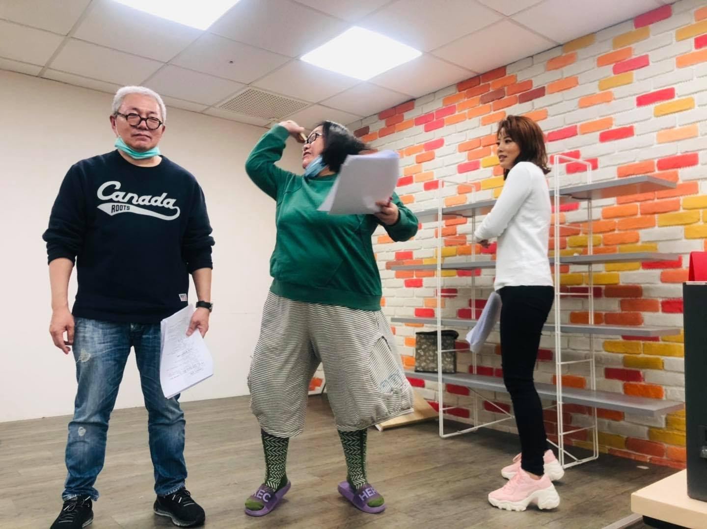 陳柏澄（左）與鍾欣凌（中）互動充滿趣味，看得出2人的好交情。（光源劇場提供）