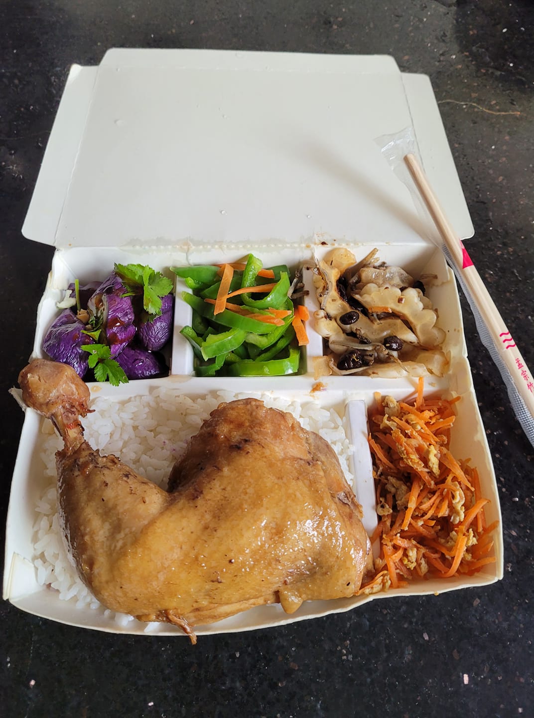 網友的便當4樣配菜分別是「茄子」「青椒」「苦瓜」「紅蘿蔔炒蛋」,剛好是許多挑食的人不敢吃的組合。(翻攝自爆廢公社二館)