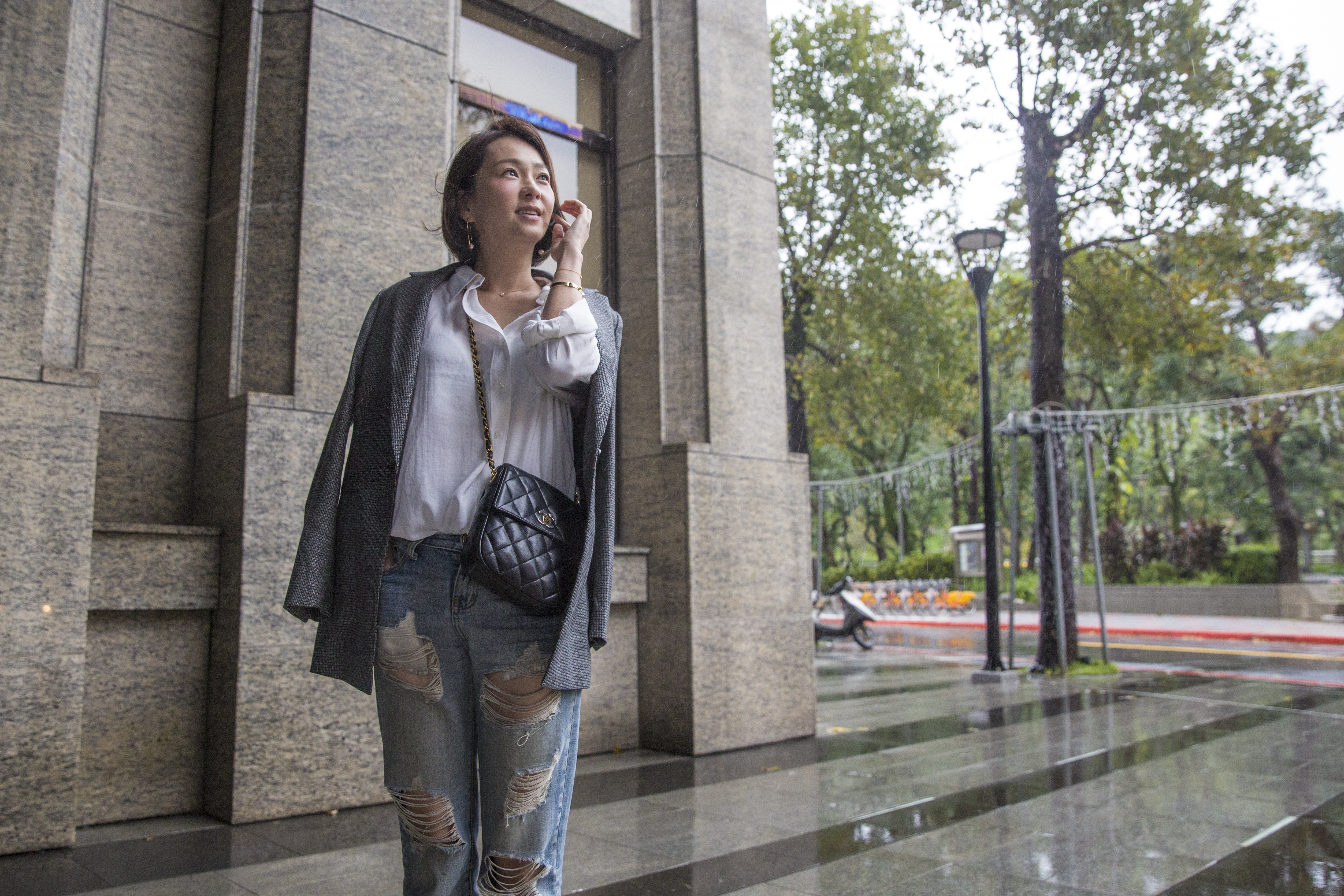 年紀輕輕就出道的六月，因看到演藝圈前輩老後過得辛苦，為了買房曾把片酬全數投入房產中。