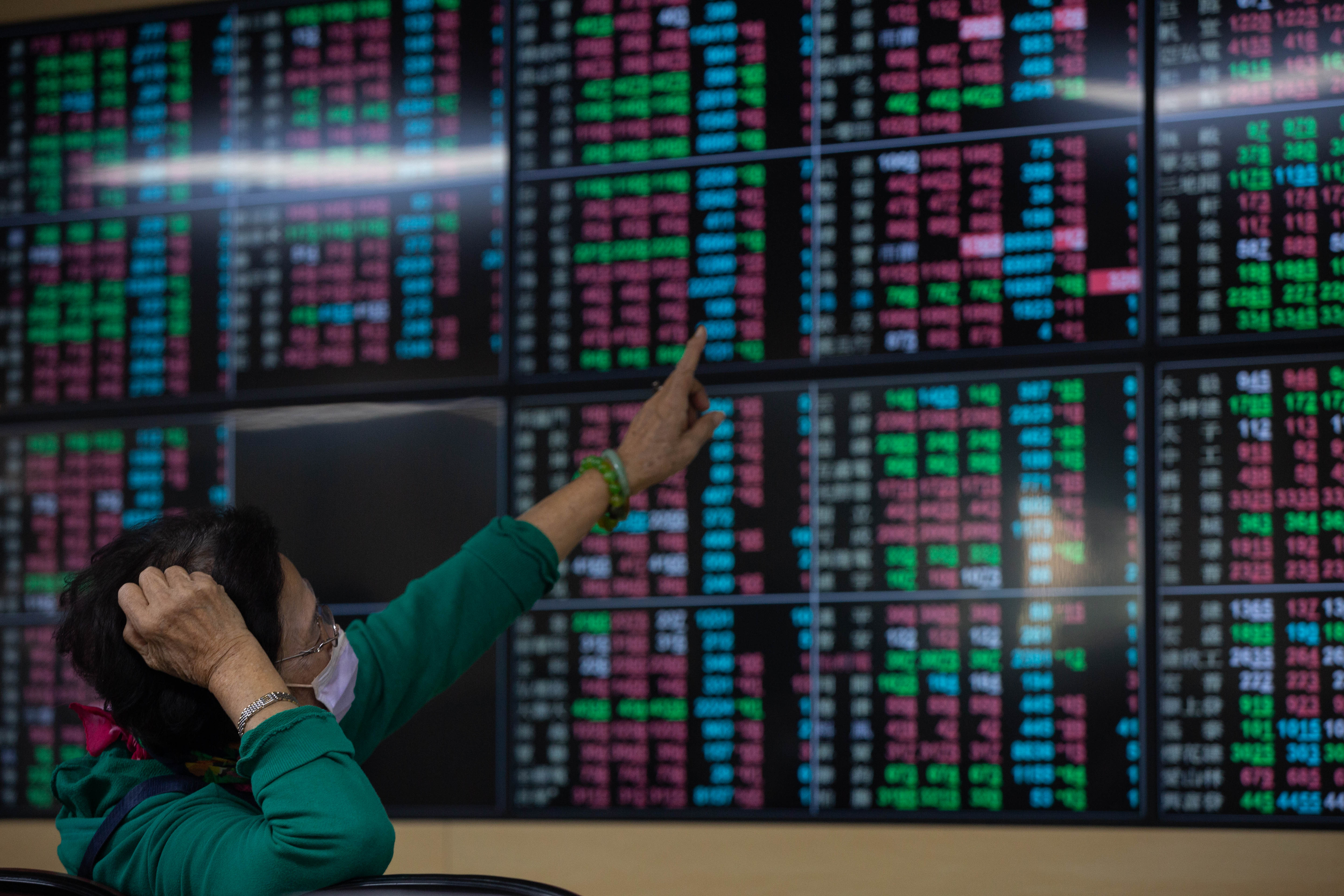 今（5日）台股正式封關，最終收在15802點，近一年大漲3869點。