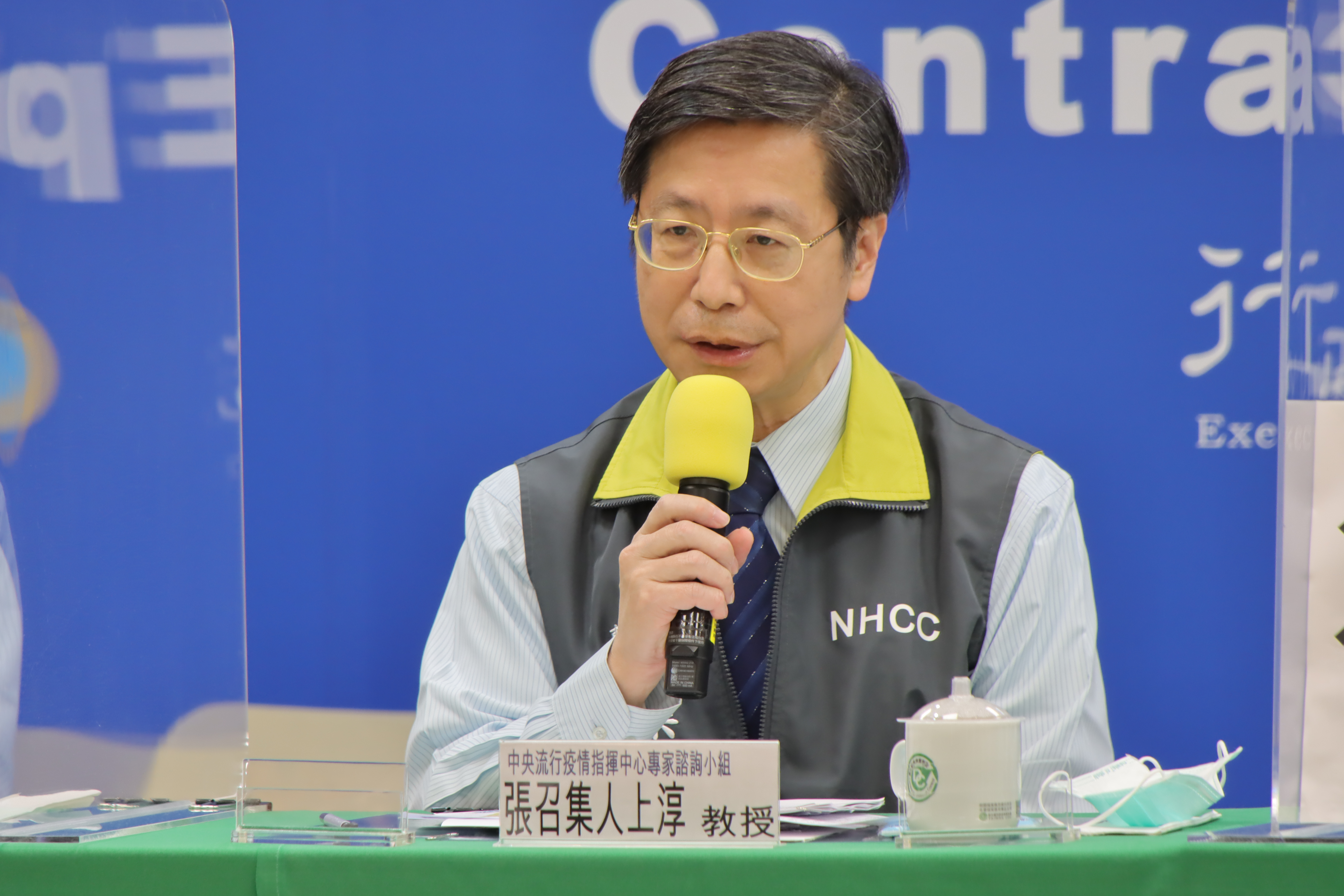 指揮中心專家小組張上淳指出，案908帶有D614G變異株帶有L452R位點變異，與部桃確診者相同。（指揮中心提供）