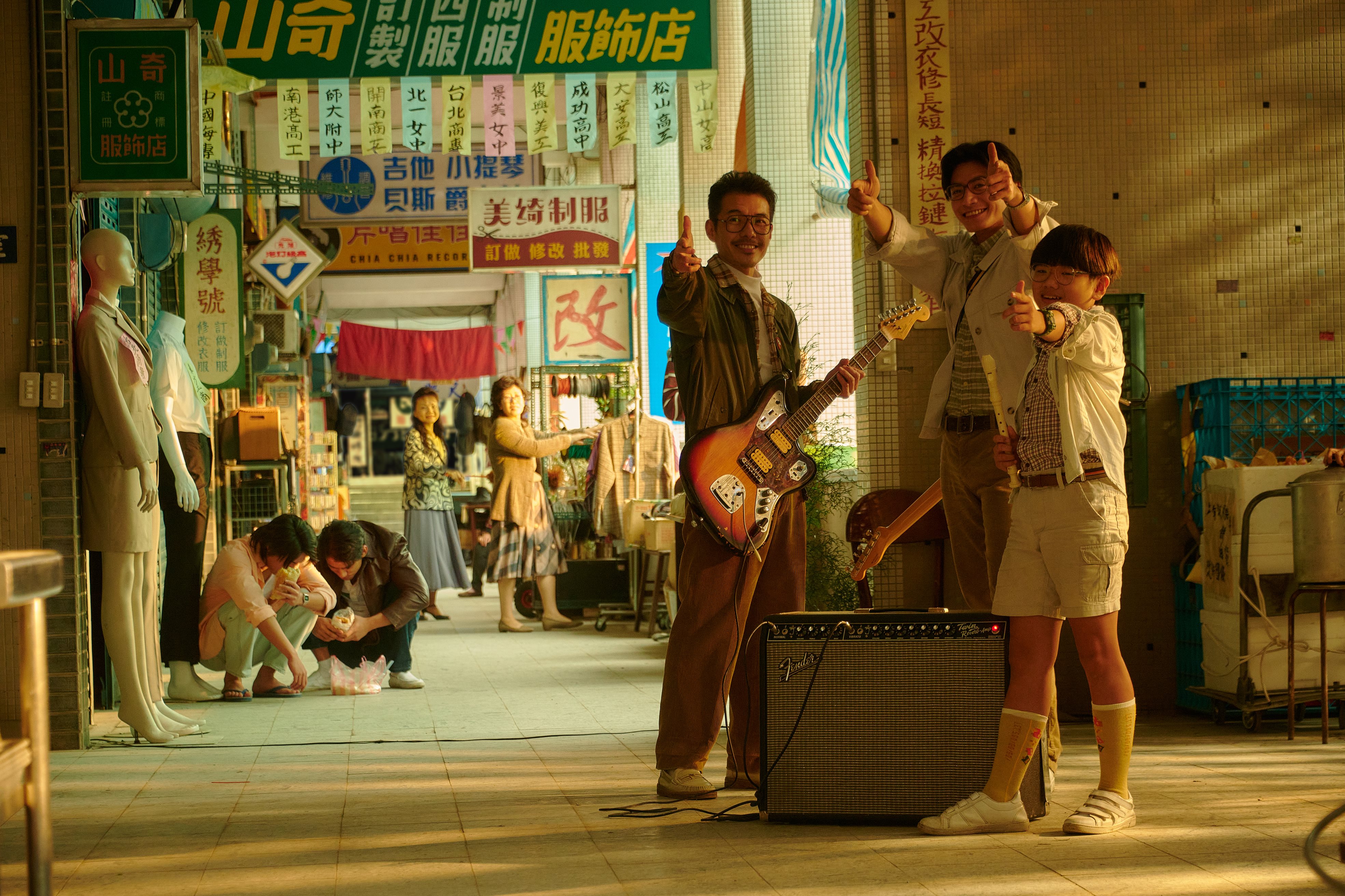 《天橋上的魔術師》中宋柏緯為了把妹，全家出動幫忙，四分衛阿山加持合奏吉他 。（公視及myVideo提供）