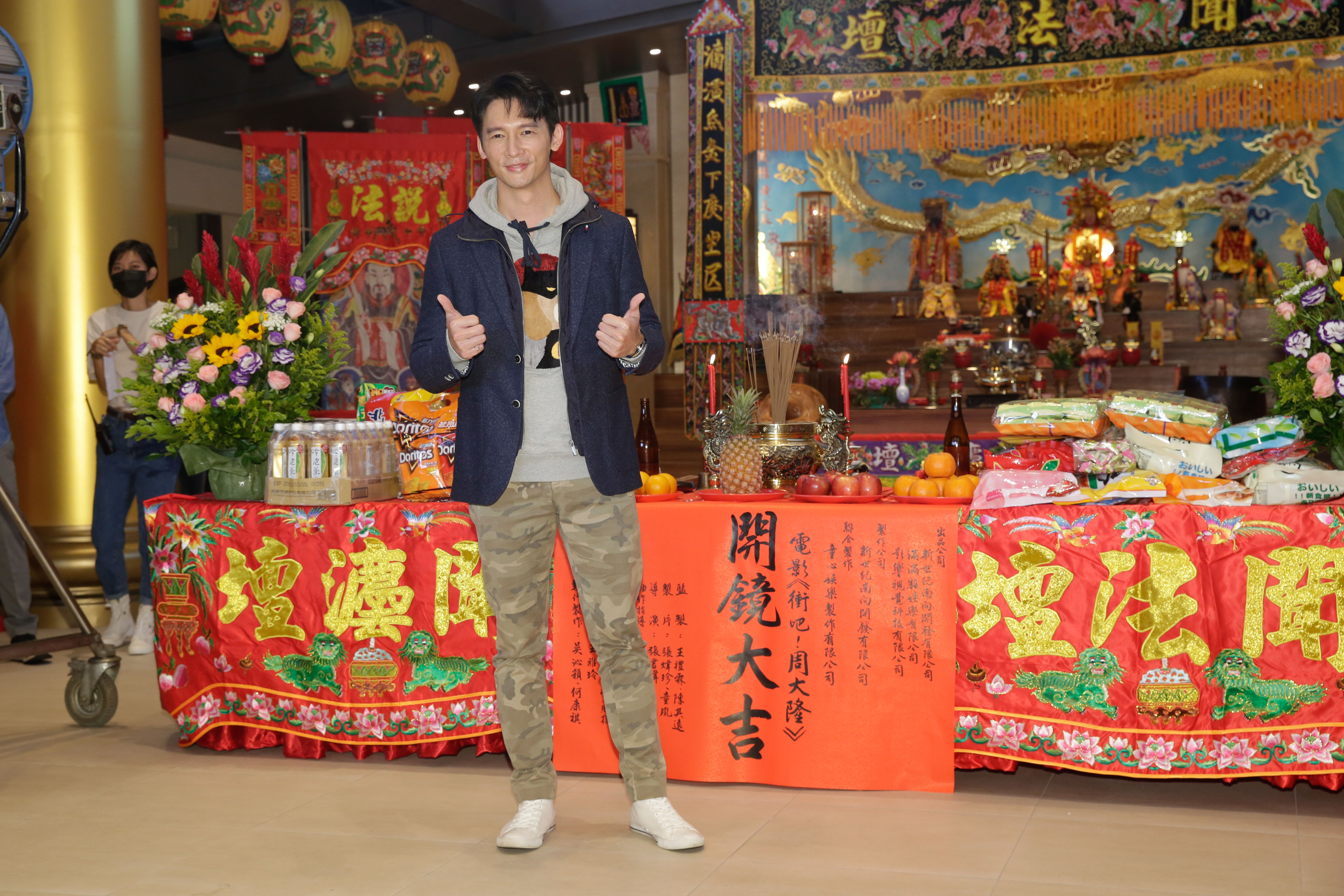 溫昇豪片中飾演魯蛇老爸,且因為兒子的緣故克服障礙參加賽車。