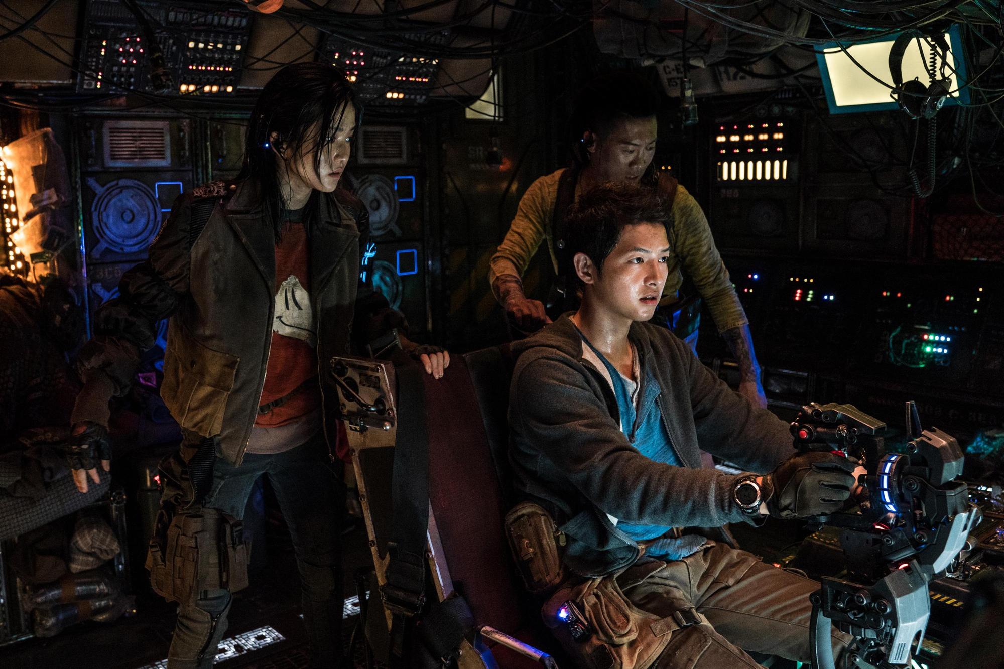 宋仲基在科幻片《勝利號》帶領觀眾穿梭外太空。（Netflix提供）