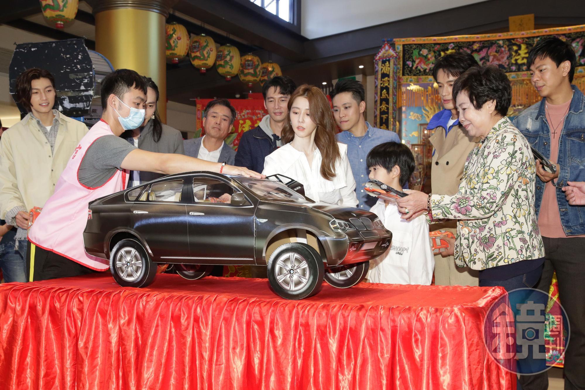 演員們將紙紮小汽車踩扁，並塞進大車後焚燒保佑拍攝賽車場面一路平安。