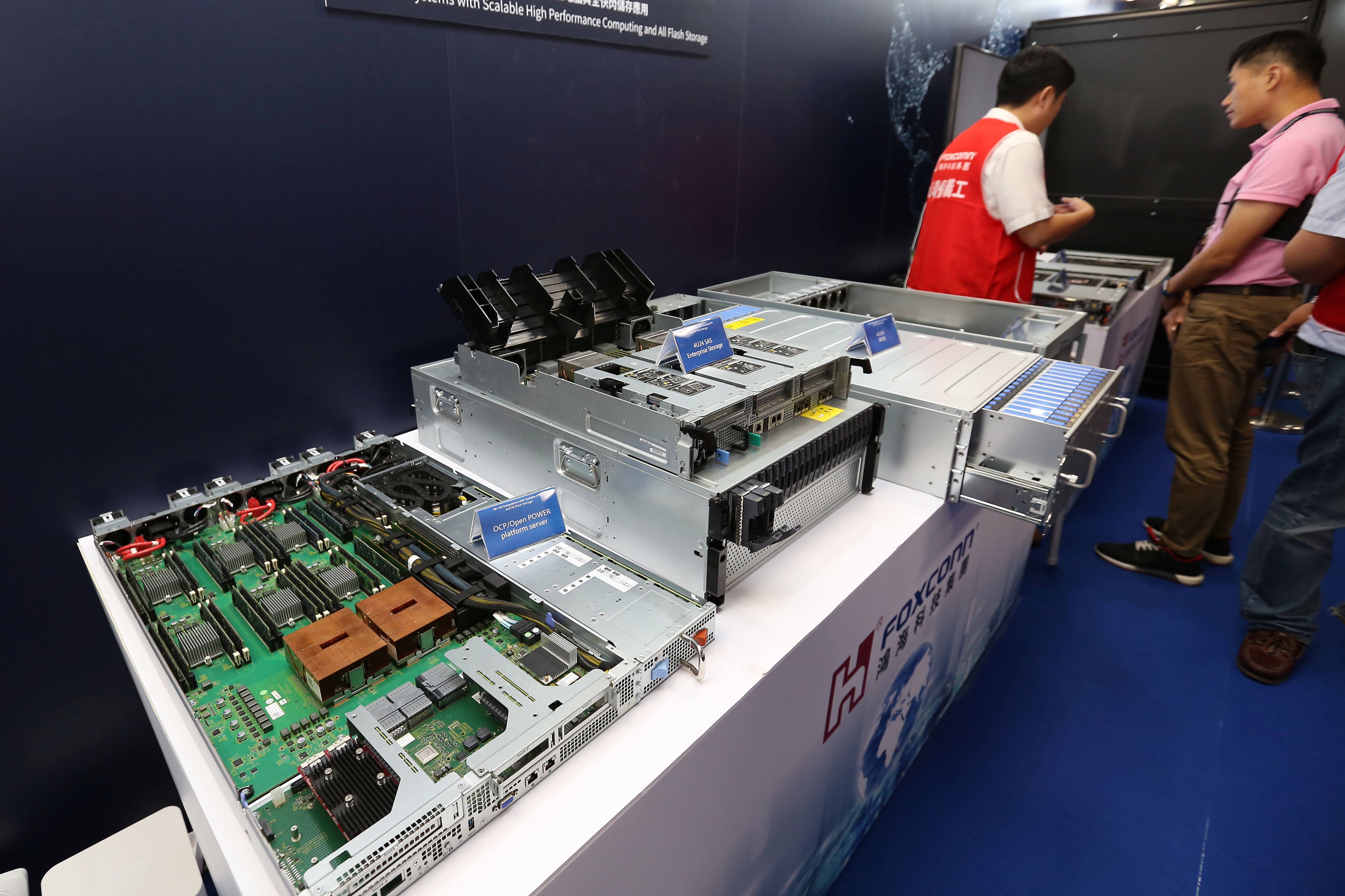 伺服器廠訂單能見度高，法人建議可逢低長線佈局。