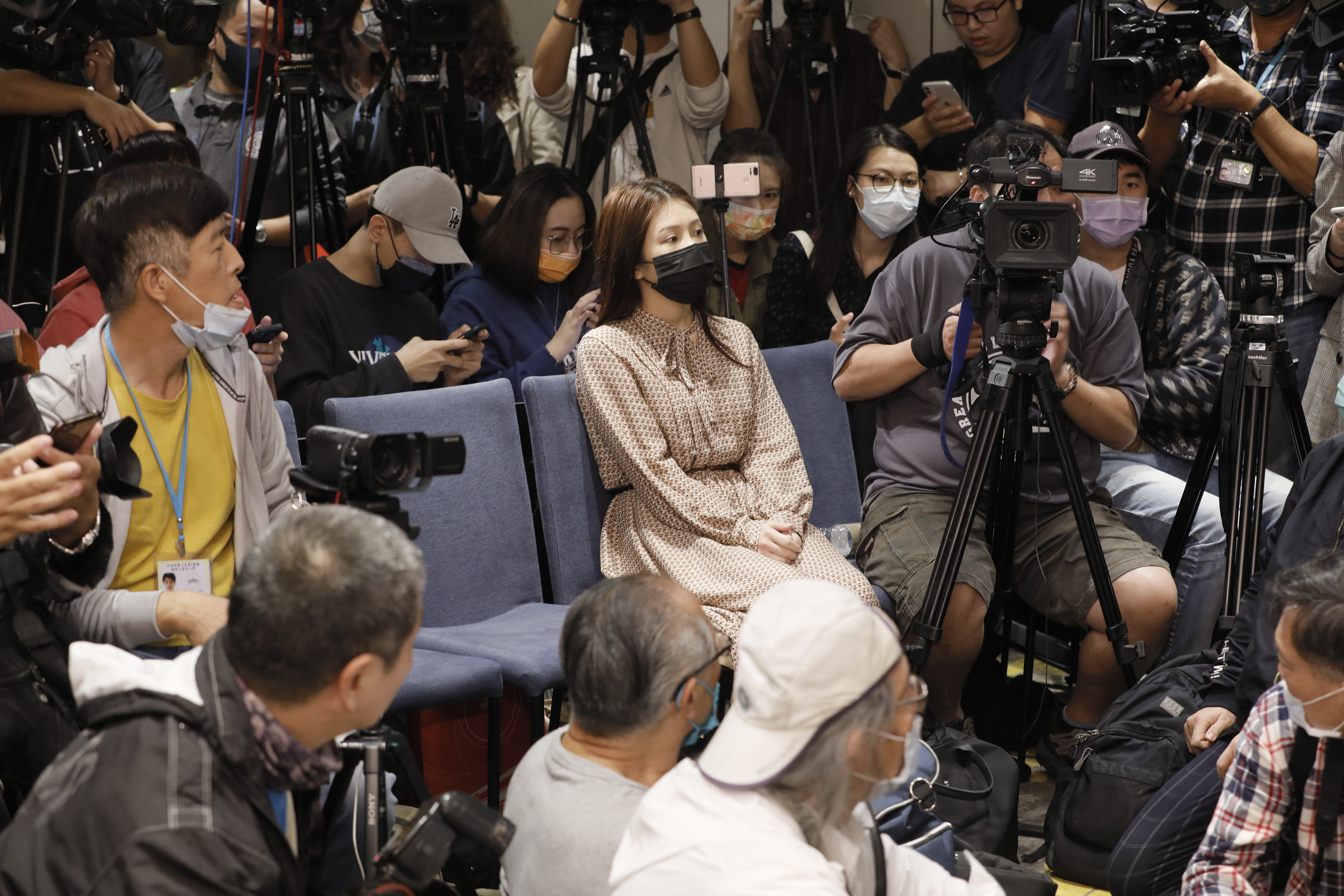 雞排妹希望和翁立友當面對話，但翁立友卻堅持不在雞排妹面前做說明。