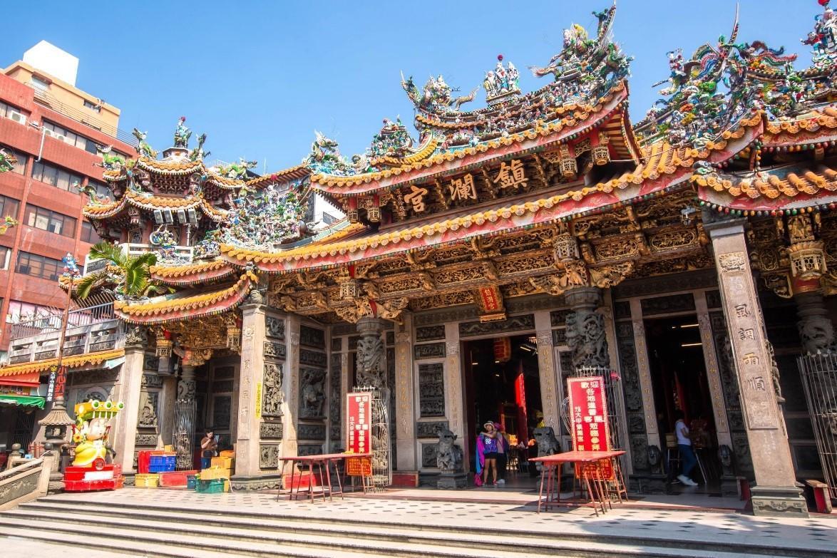 走春可以到大甲鎮瀾宮祈福。(台中市府觀旅局提供)
