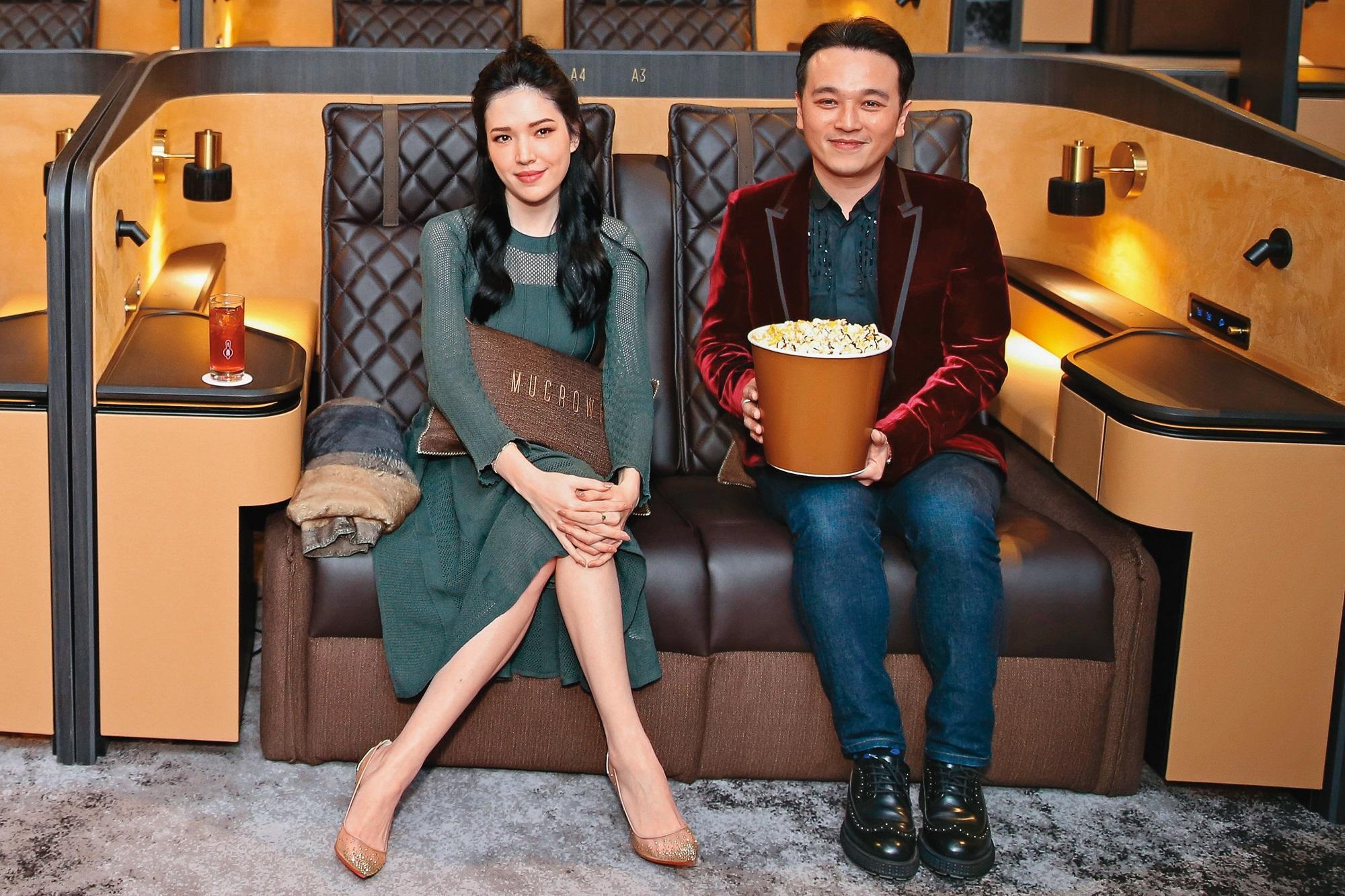 威秀影城擅長市場行銷策略，吳明憲（右）打造MUVIE CINEMAS頂級影廳「MUCROWN」，吸引高端客群。左為許瑋甯。（MUVIE CINEMAS提供）