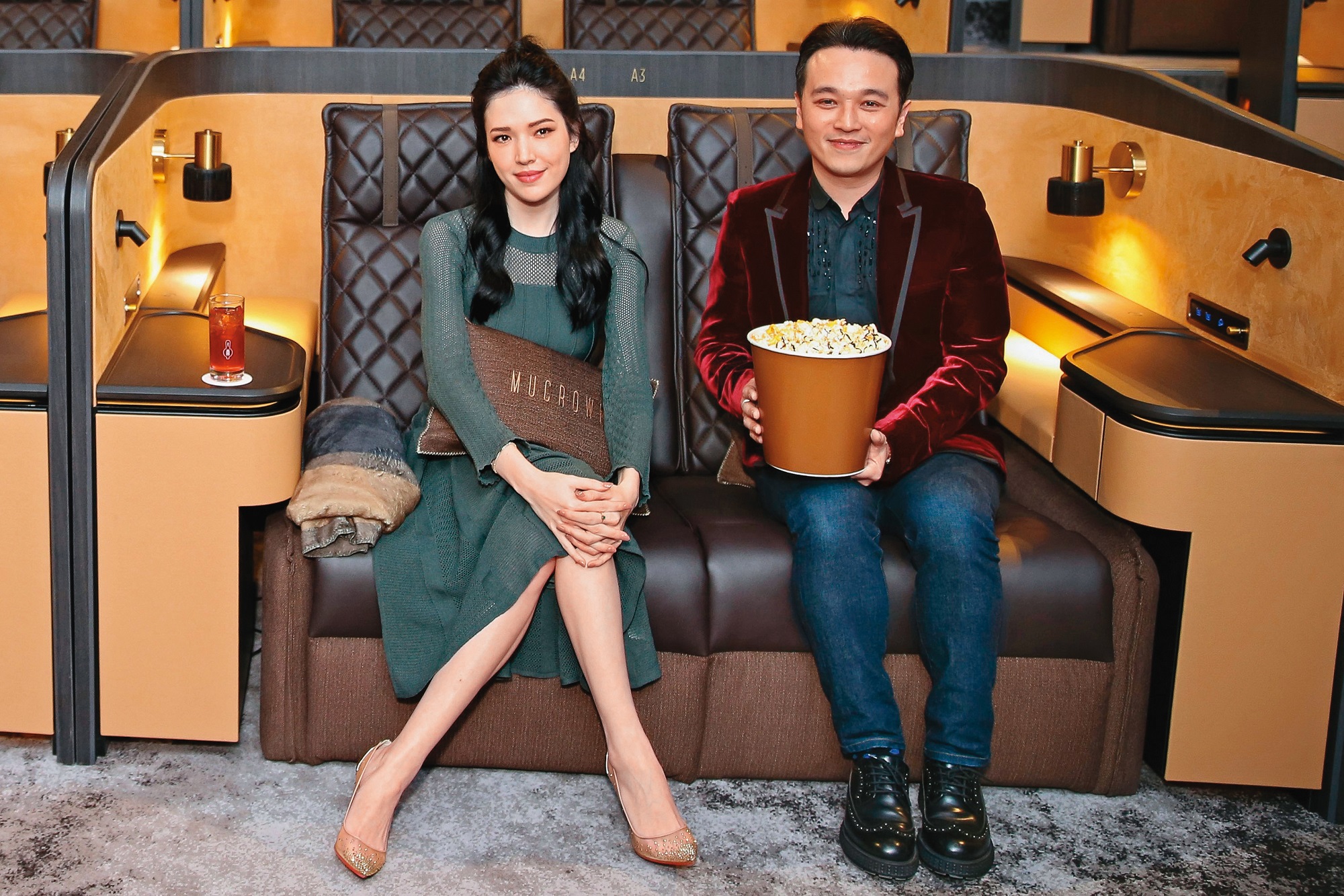 威秀影城擅長市場行銷策略，吳明憲（右）打造MUVIE CINEMAS頂級影廳「MUCROWN」，吸引高端客群。左為許瑋甯。（MUVIE CINEMAS提供）