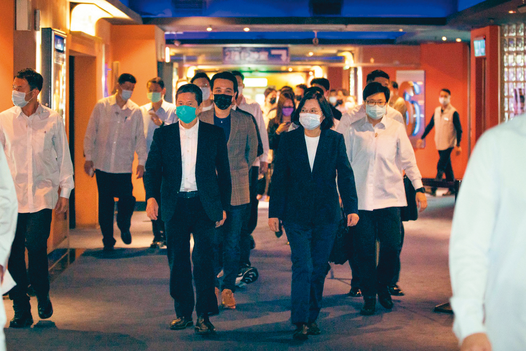 總統蔡英文(前排右)包場邀「小英之友會」欣賞國片《孤味》。前排左為文化部長李永得。(民進黨提供)