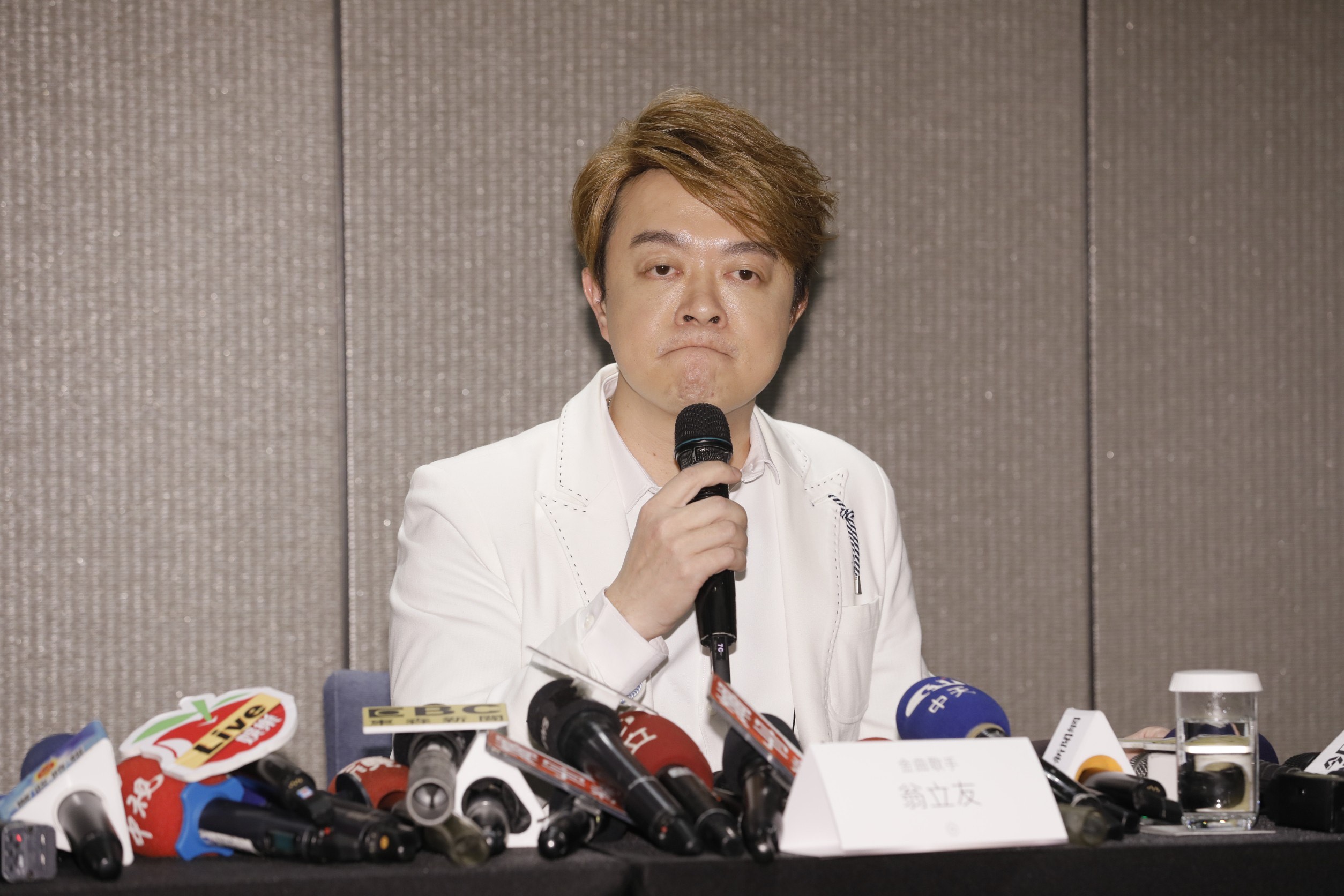  翁立友開記者會澄清性騷擾雞排妹，自認是清白的。