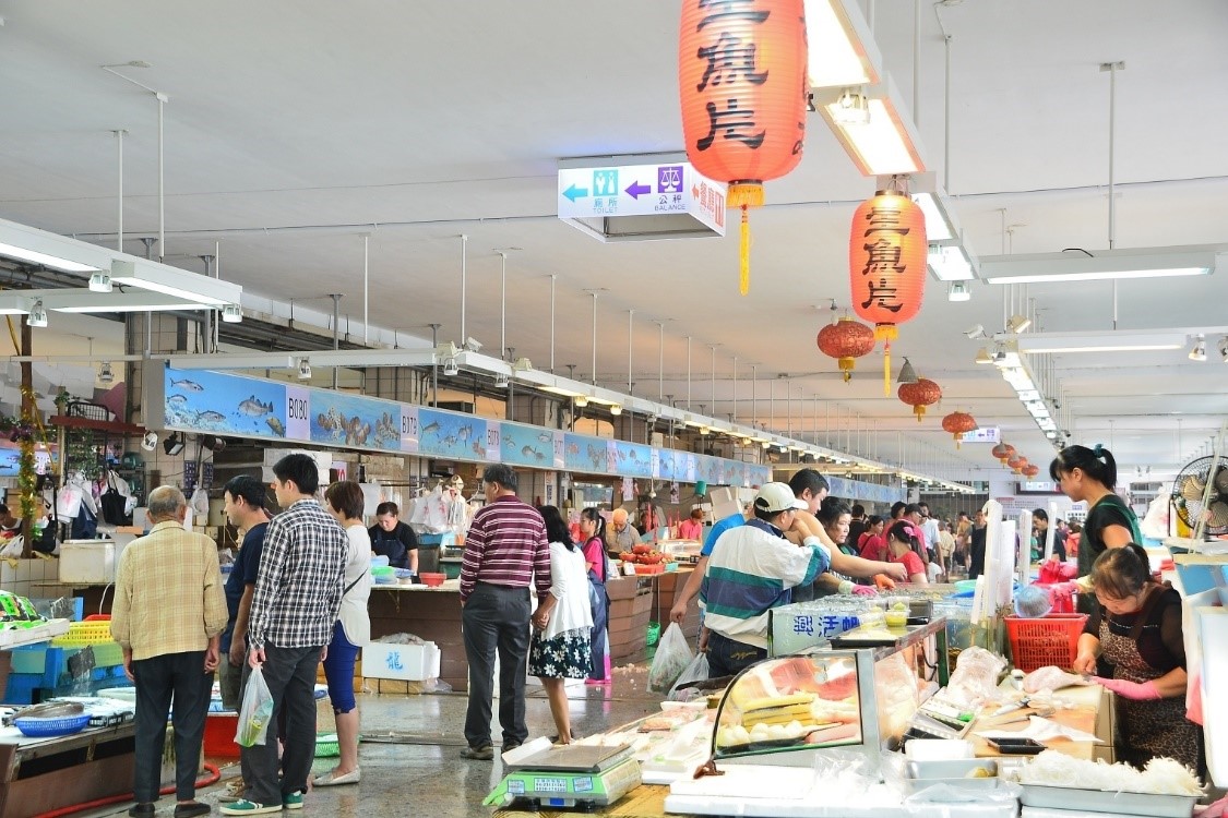 梧棲觀光漁港可以大啖生猛海鮮。（台中市府觀旅局提供）