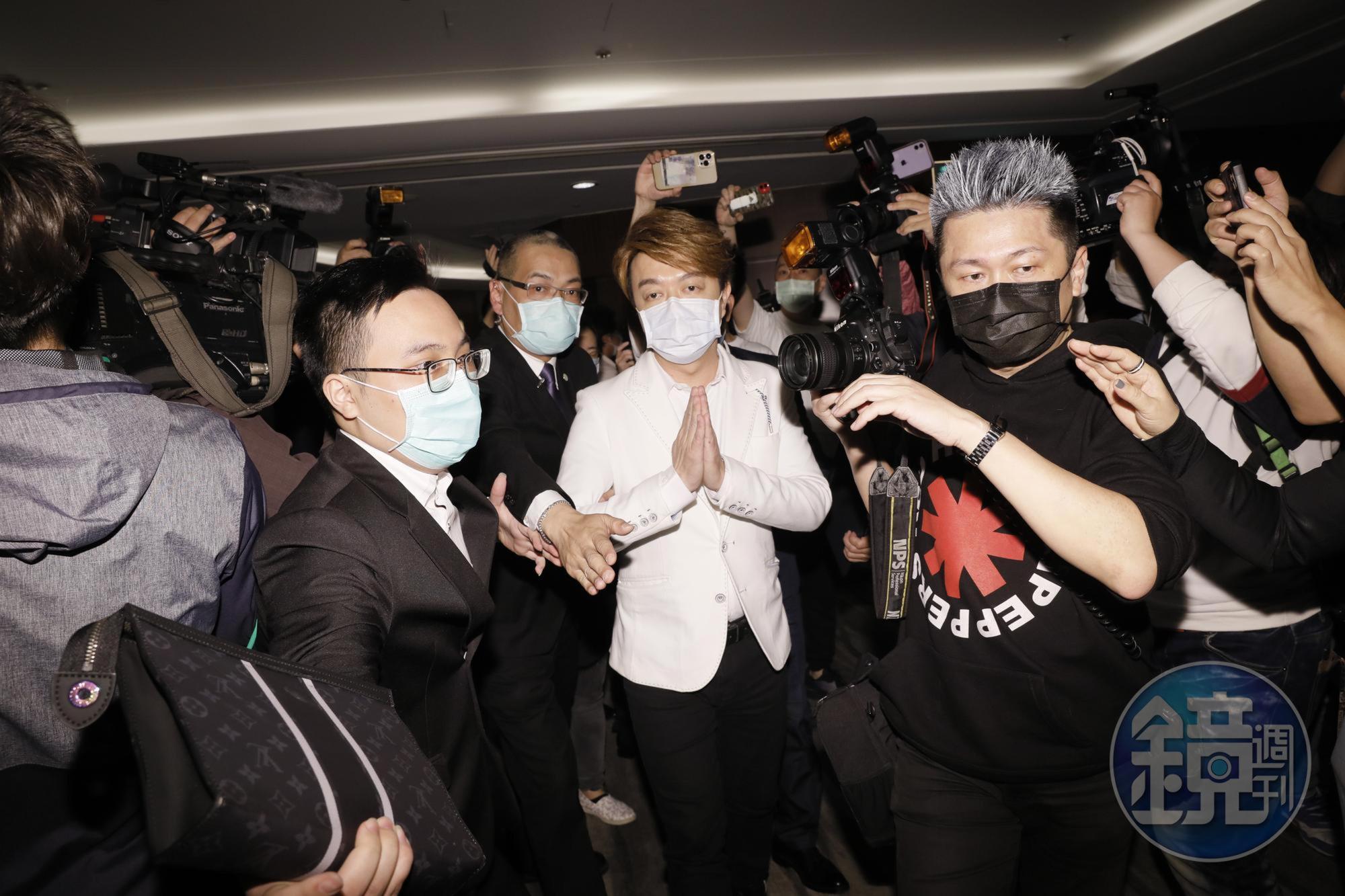 記者會結束後，翁立友快閃離場。