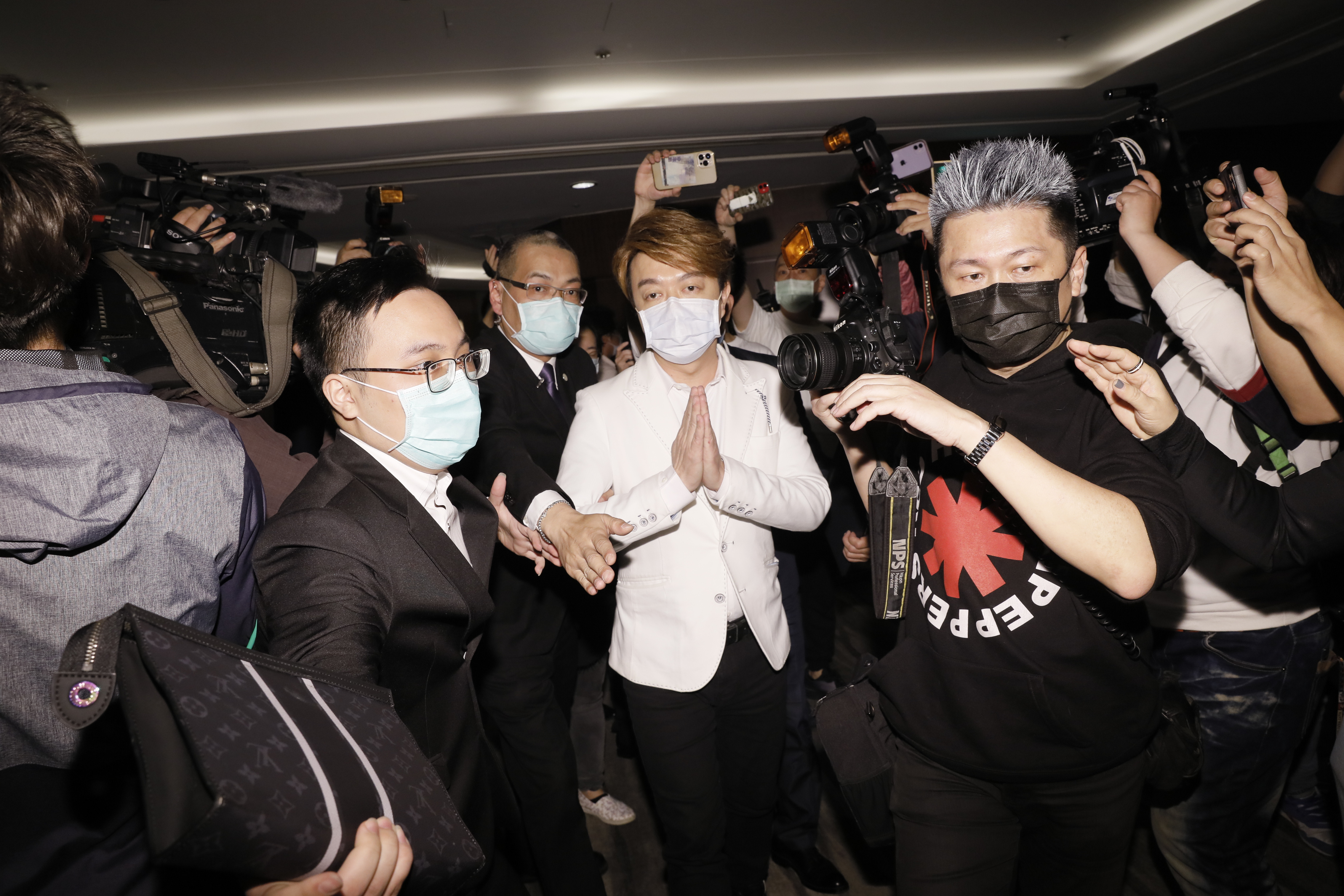 記者會結束後，翁立友快閃離場。