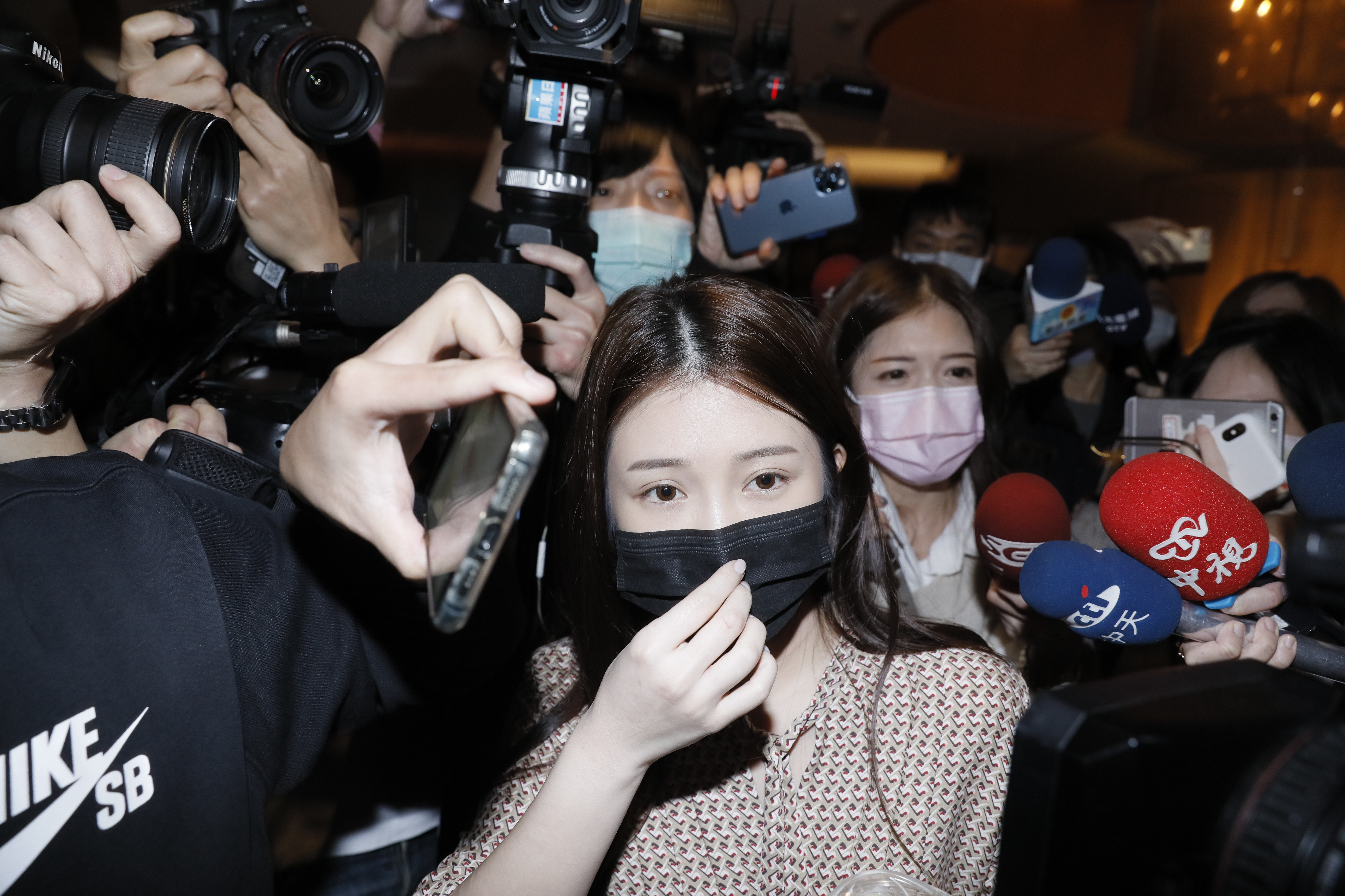 雞排妹嗆翁立友不敢面對。