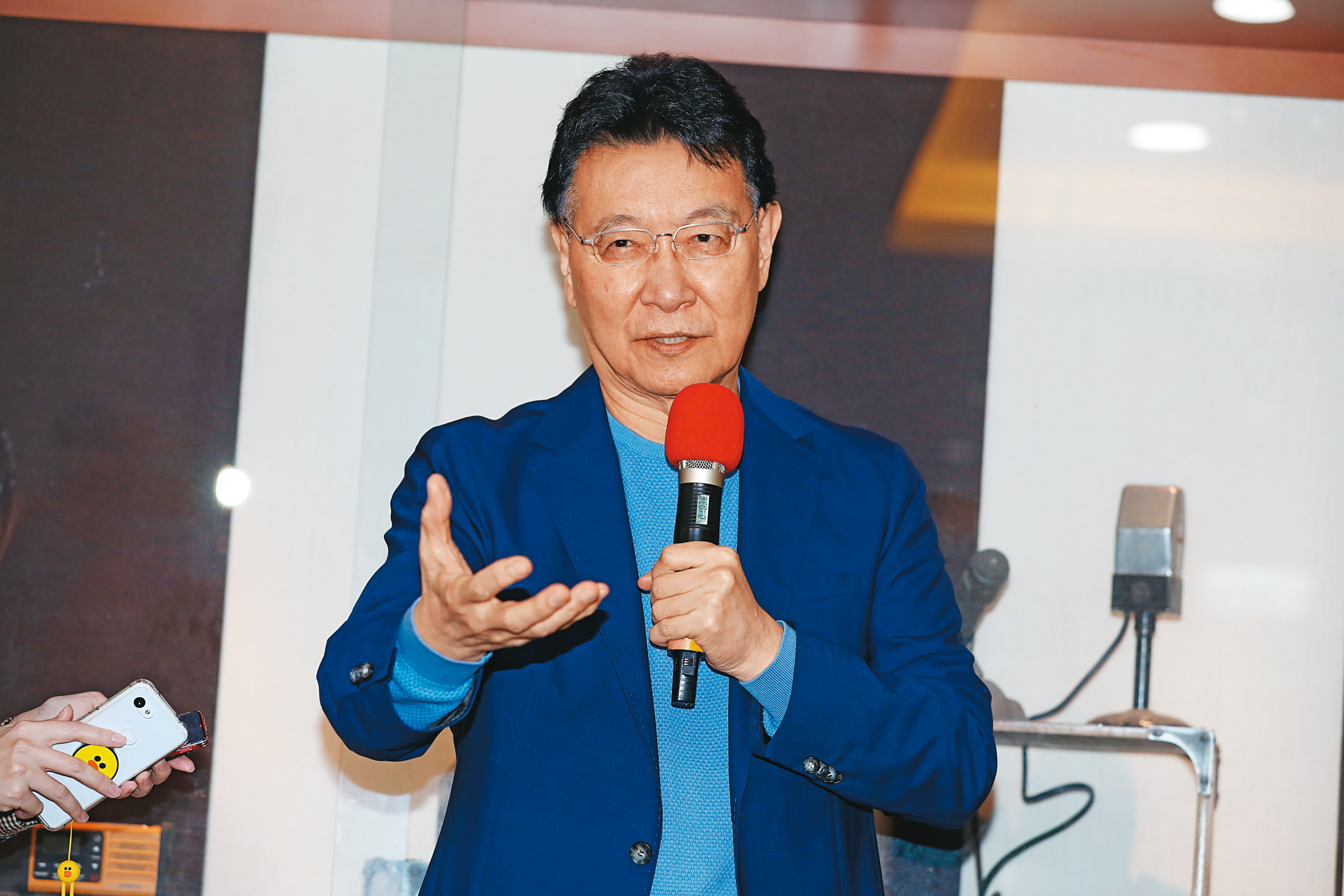 昔年政壇金童的趙少康，如今成了黃昏老龍，再入政壇泥海，能否鼓動新風潮、造成新時勢，且拭目以待。