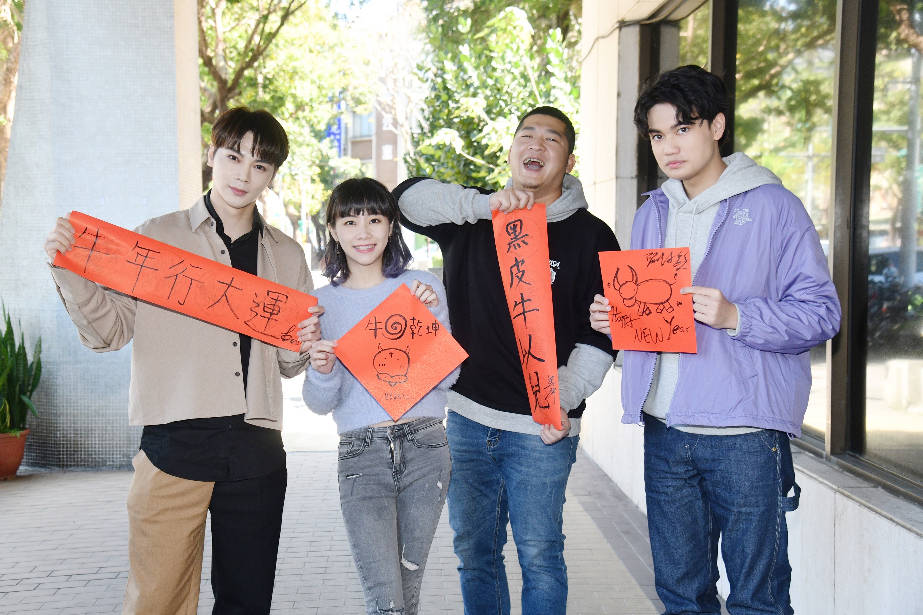 古曜威（左起）擔任紅心字會愛心大使，號召LULU、含羞草的草爺、劉子銓一起做公益。（紅心字會提供）