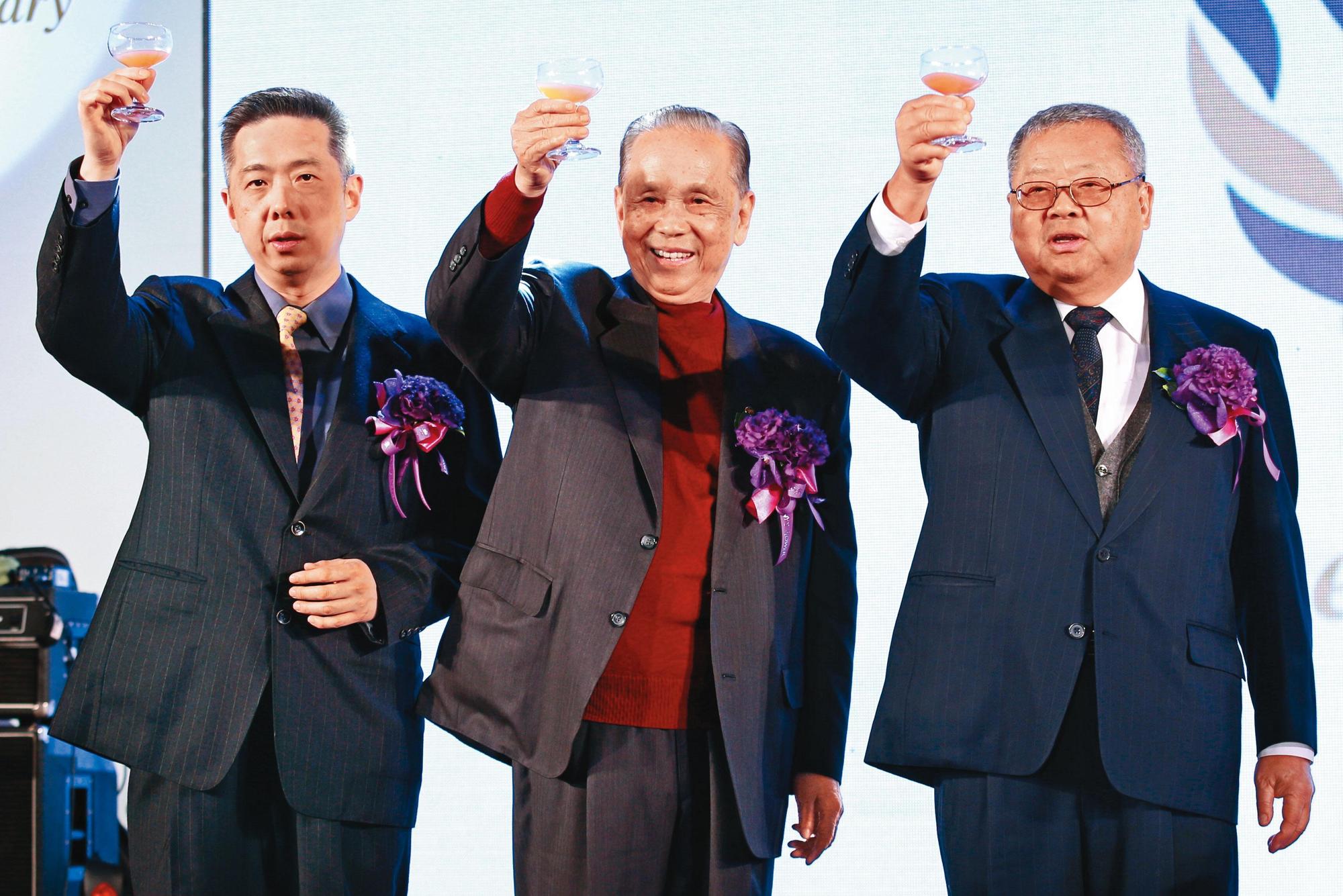 陳柏廷(左)原是陳朝亨(中)三子,出生後就過繼給伯父陳朝傳,圖右為陳清治。(聯合知識庫)