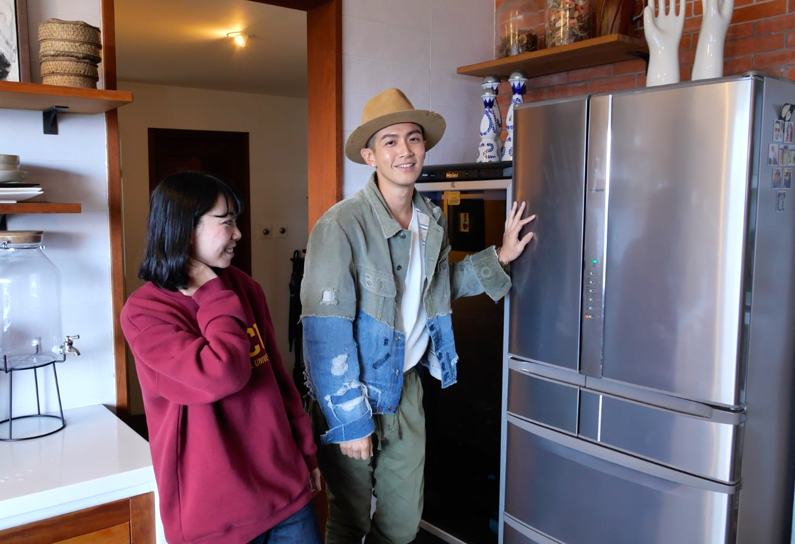 上次開箱東區自宅時，柯震東以為「全世界的冰箱都會自動出水出冰」，但別墅裡的冰箱卻沒這個功能。（禾豐九路提供）