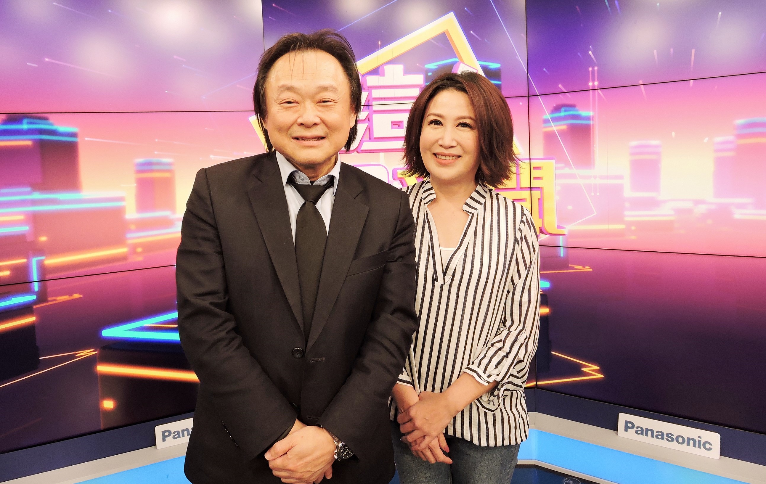 王世堅在《這不是新聞》節目中熱唱披頭四歌曲獻給衛福部長陳時中。(東森提供)