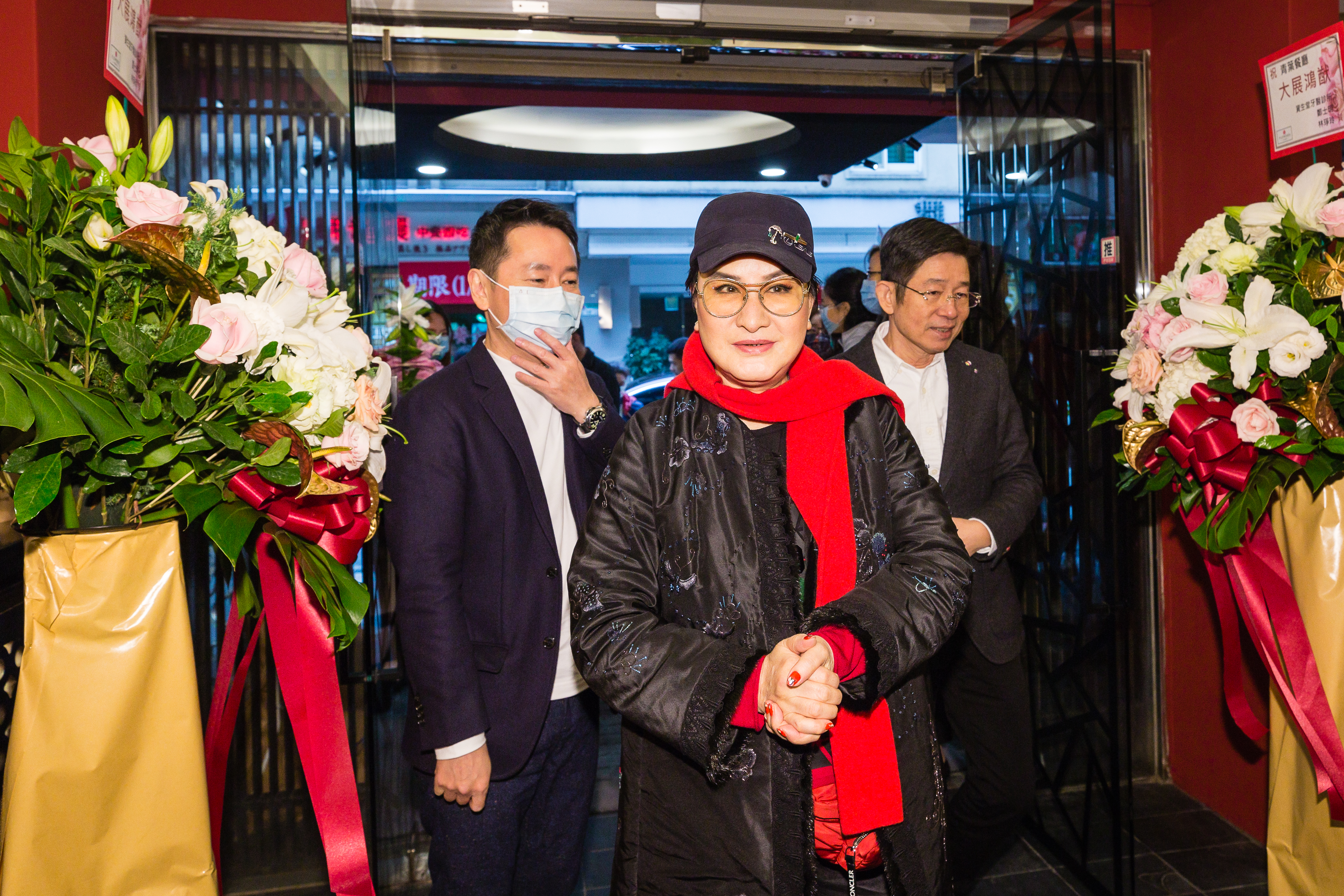 青葉復業這天，身為老闆之一的楊麗花（中）特別到場支持第二代老闆姚成璋（左），幫忙抽獎招待一桌客人免費用餐。