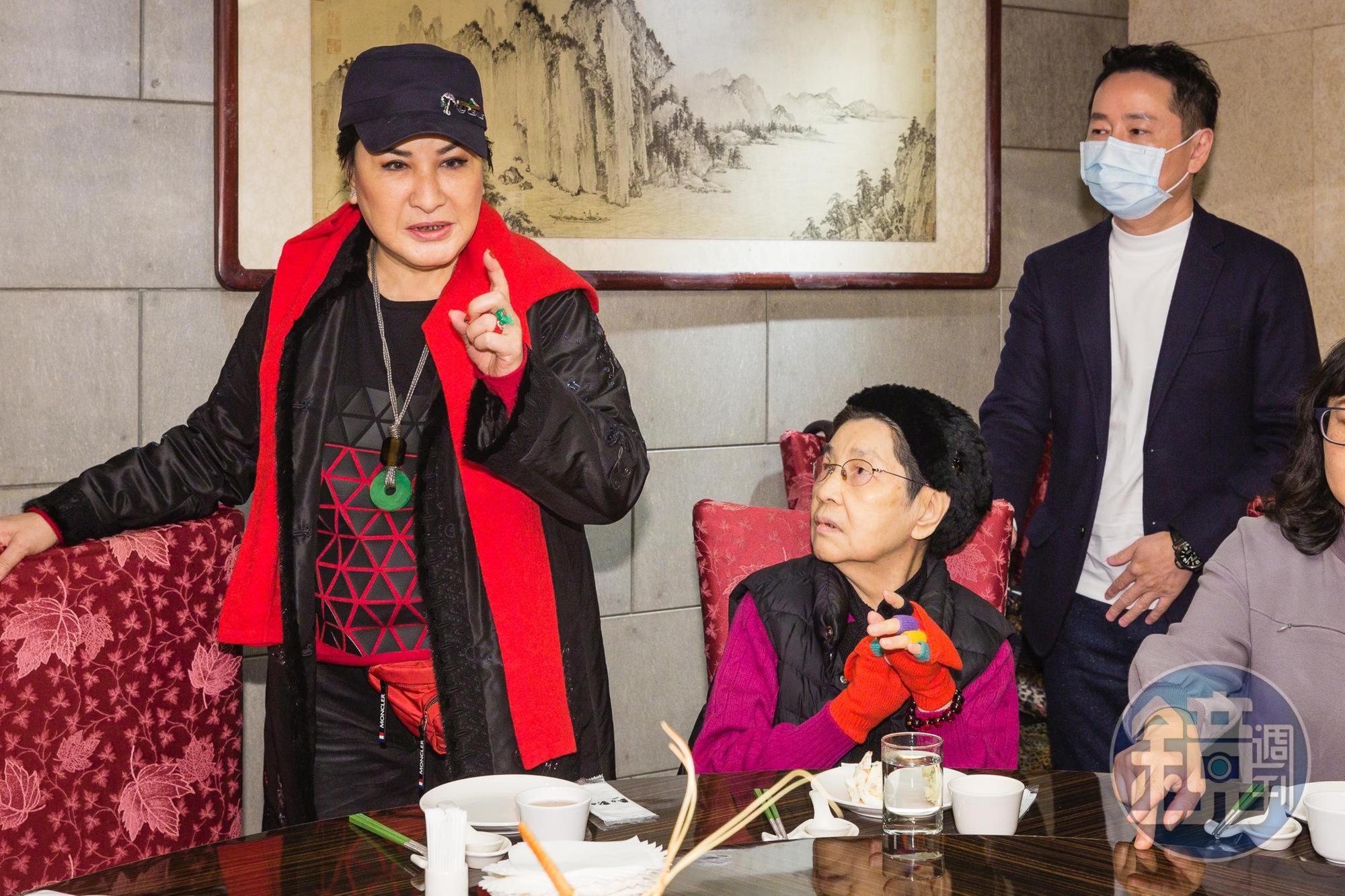青葉復業這天,楊麗花(左)特別到場支持,也與姚成璋母親、第一代股東魏玉霞(中)用餐敘舊。