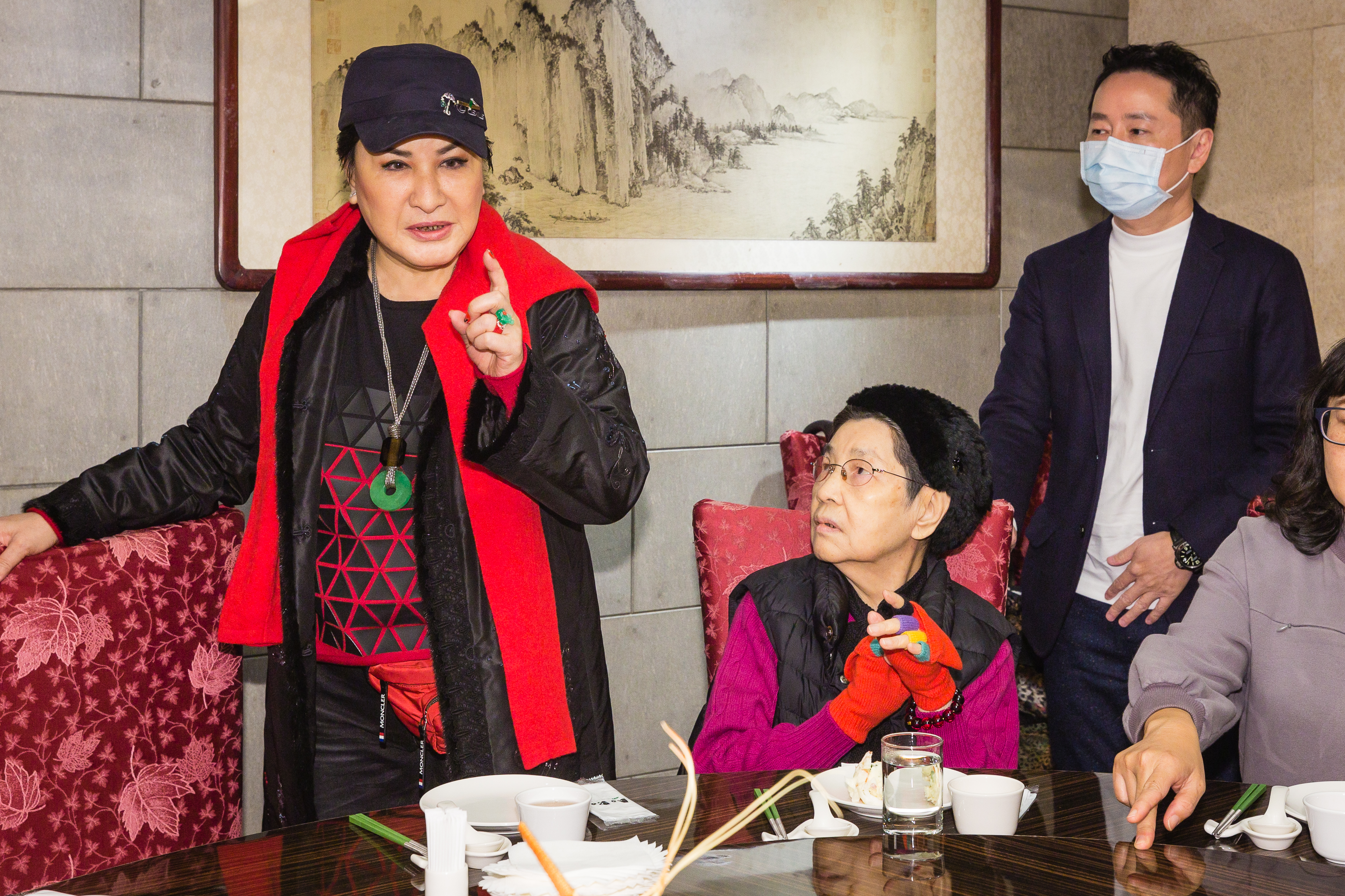 青葉復業這天，楊麗花（左）特別到場支持，也與姚成璋母親、第一代股東魏玉霞（中）用餐敘舊。