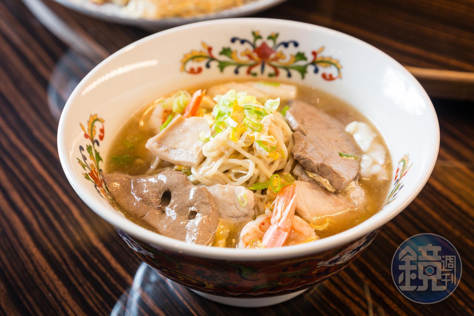 一人便能享用的嚕麵價格與日本拉麵差不多,用料卻更豐富。(228元/碗)