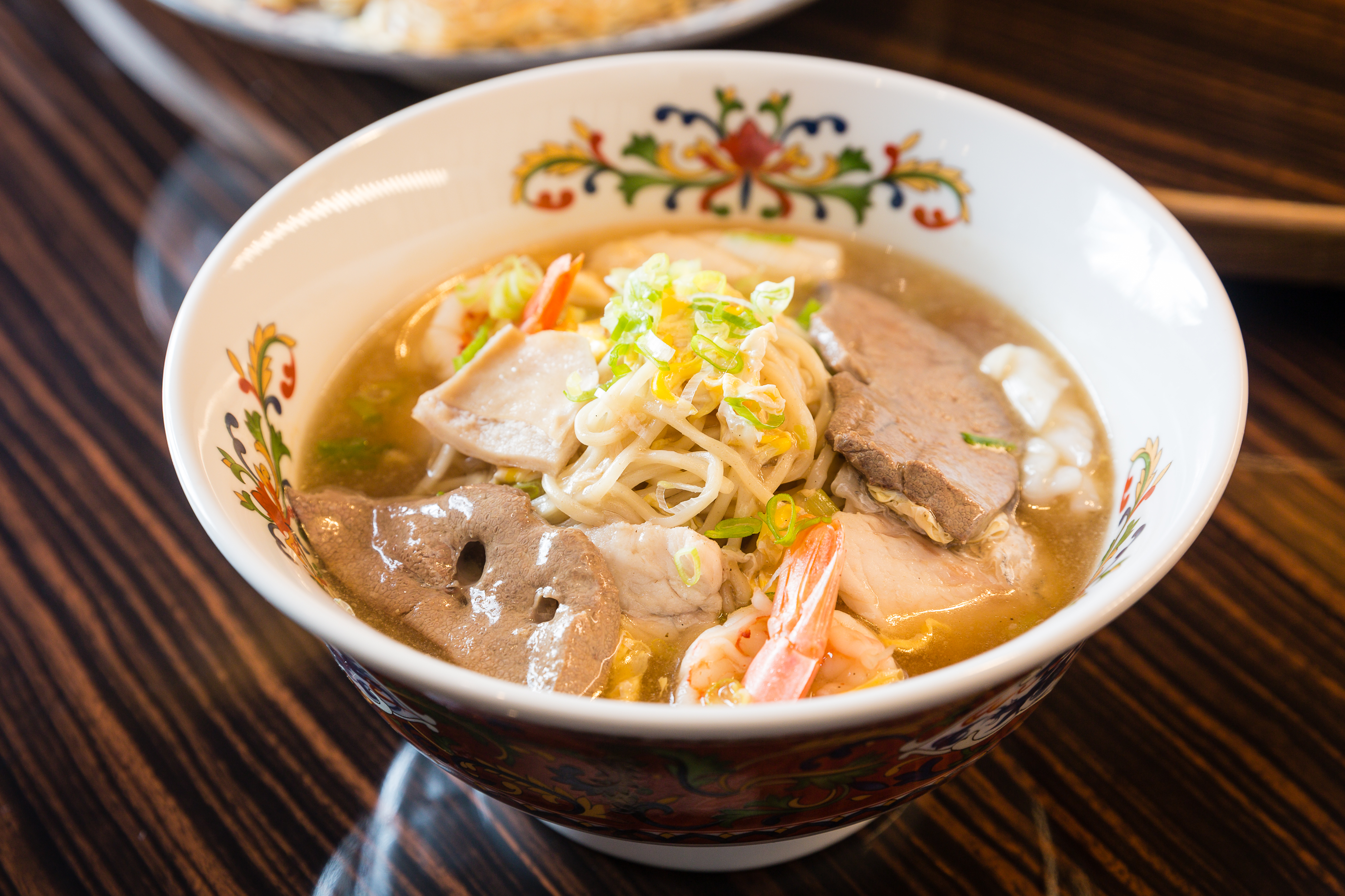一人便能享用的嚕麵價格與日本拉麵差不多，用料卻更豐富。（228元/碗）
