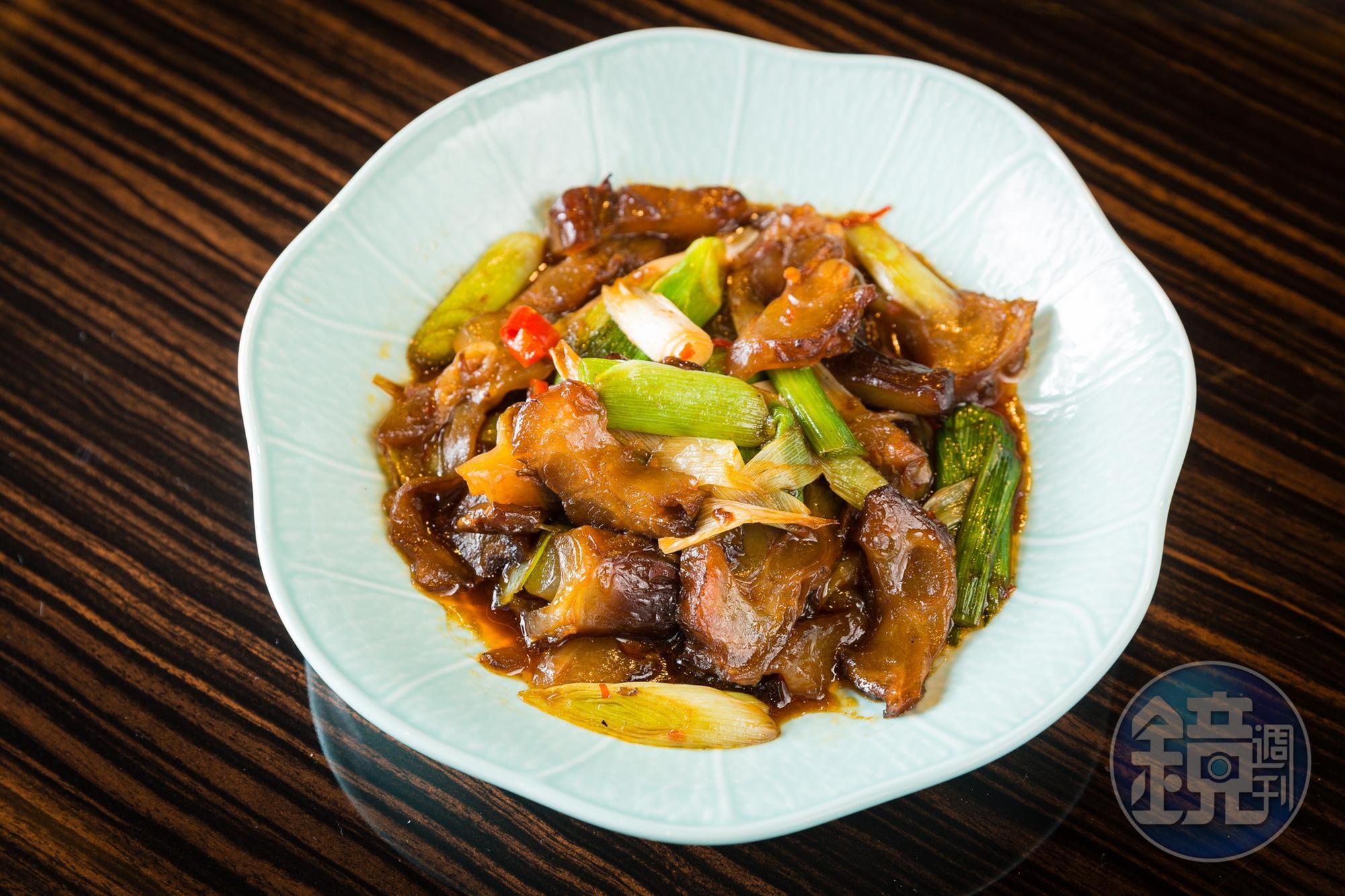 新菜「蒜苗炒牛筋」必須先滷,再與蒜苗大火快炒,滋味微辣下飯。(488元/份)