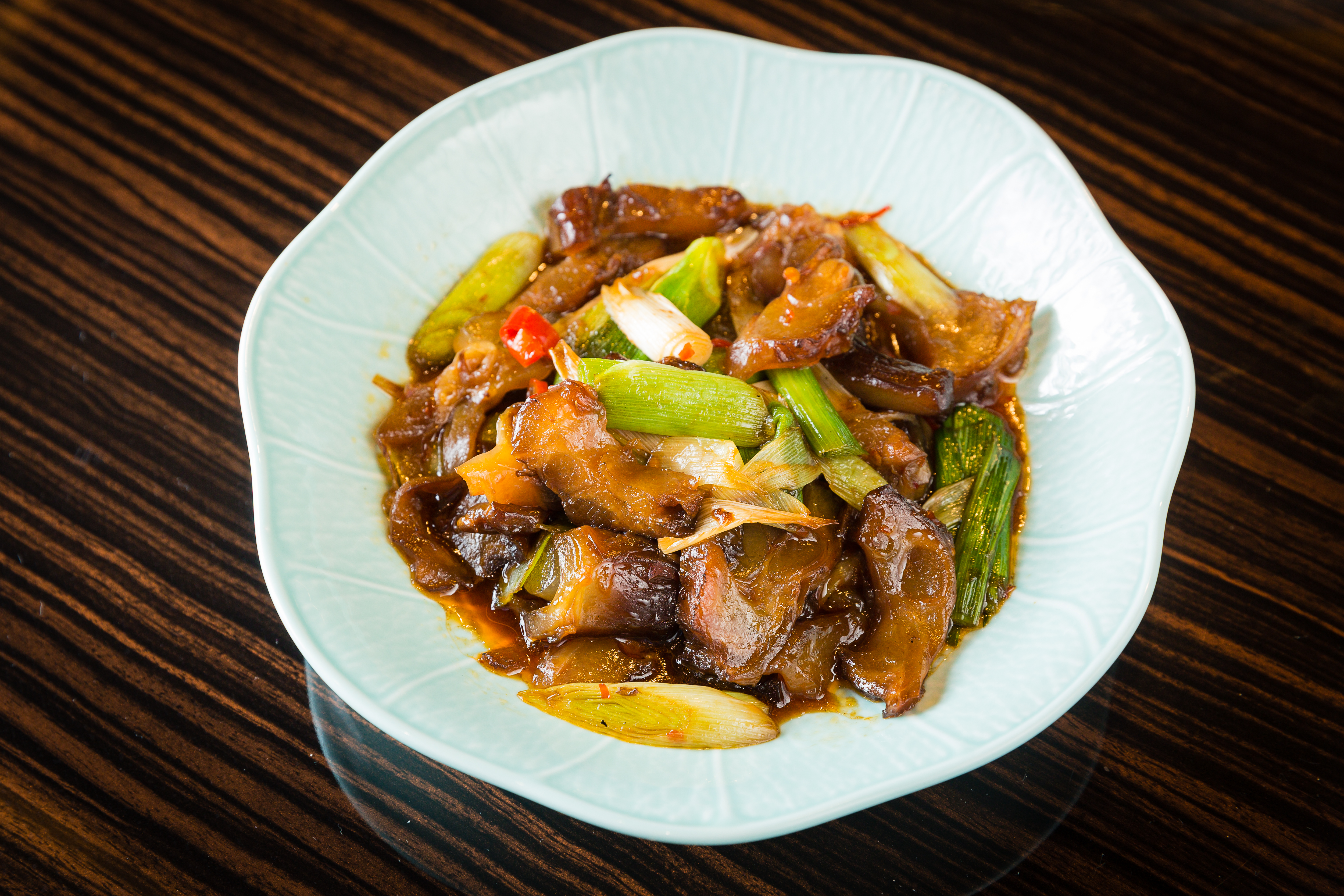 新菜「蒜苗炒牛筋」必須先滷，再與蒜苗大火快炒，滋味微辣下飯。（488元/份）