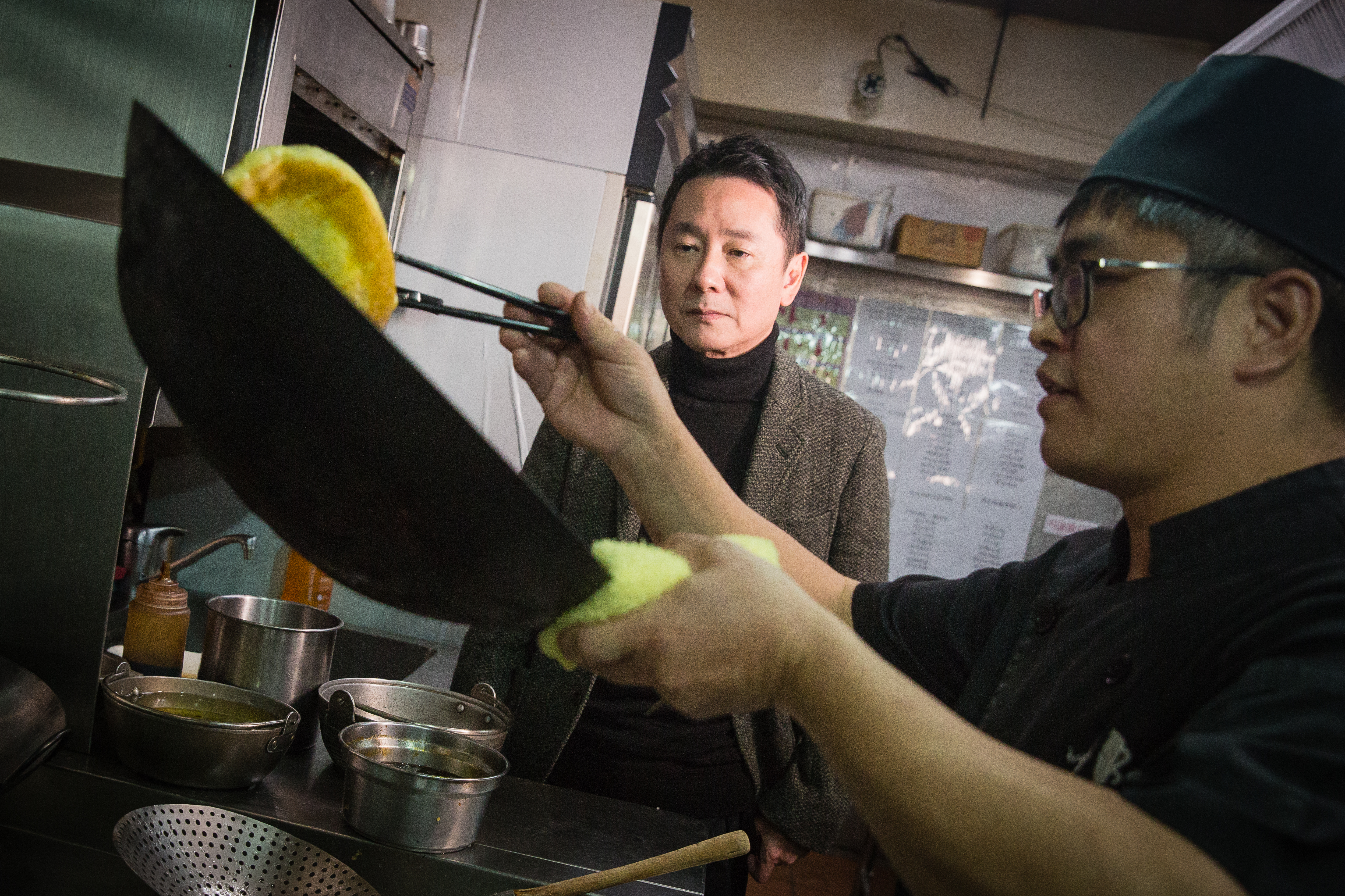 店內多達200道菜，姚成璋（左）都保留原汁原味，招牌菜脯蛋至今仍有專灶專人料理，料理的師傅廚齡至少需3年以上。