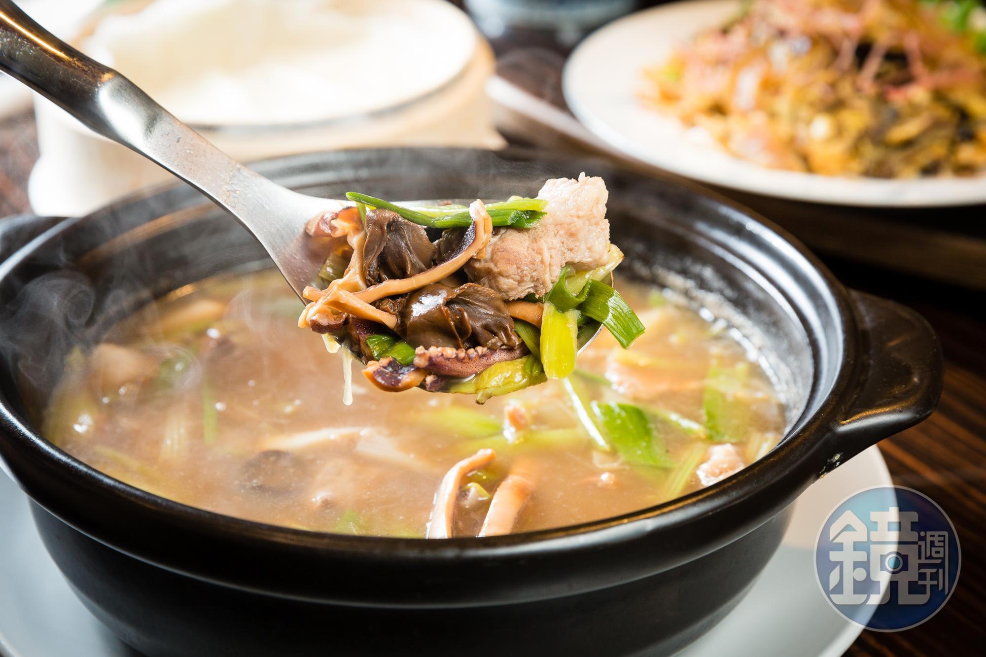 魷魚螺肉蒜是知名的酒家菜,青葉只用日本進口的雙龍牌螺肉製作,懷舊味道50多年來不變。(1,288元/鍋)