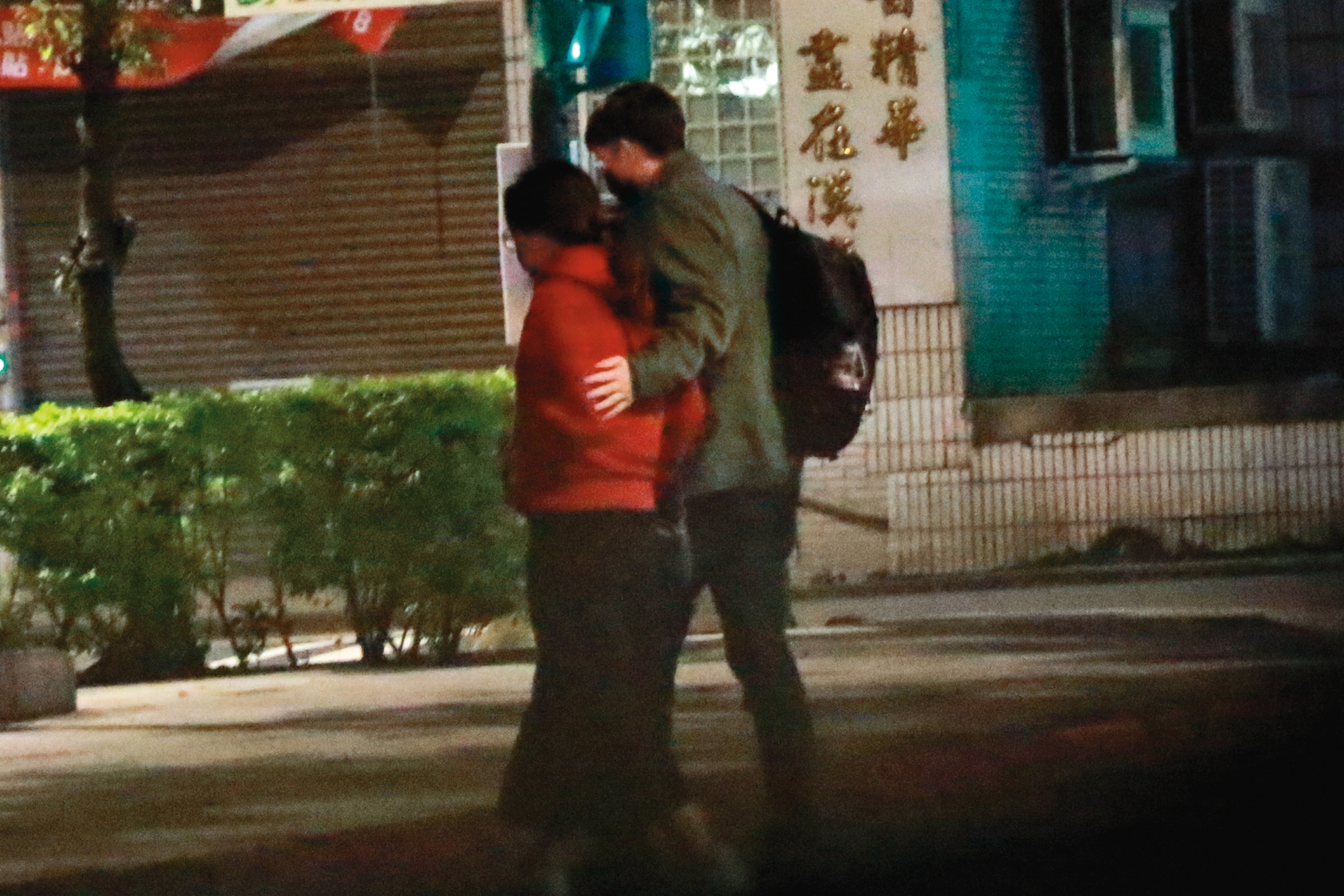 1月29日02：14，兩人在捷運南勢角站附近下車後，老外將手扶在壞特的腰上，互動相當親密。