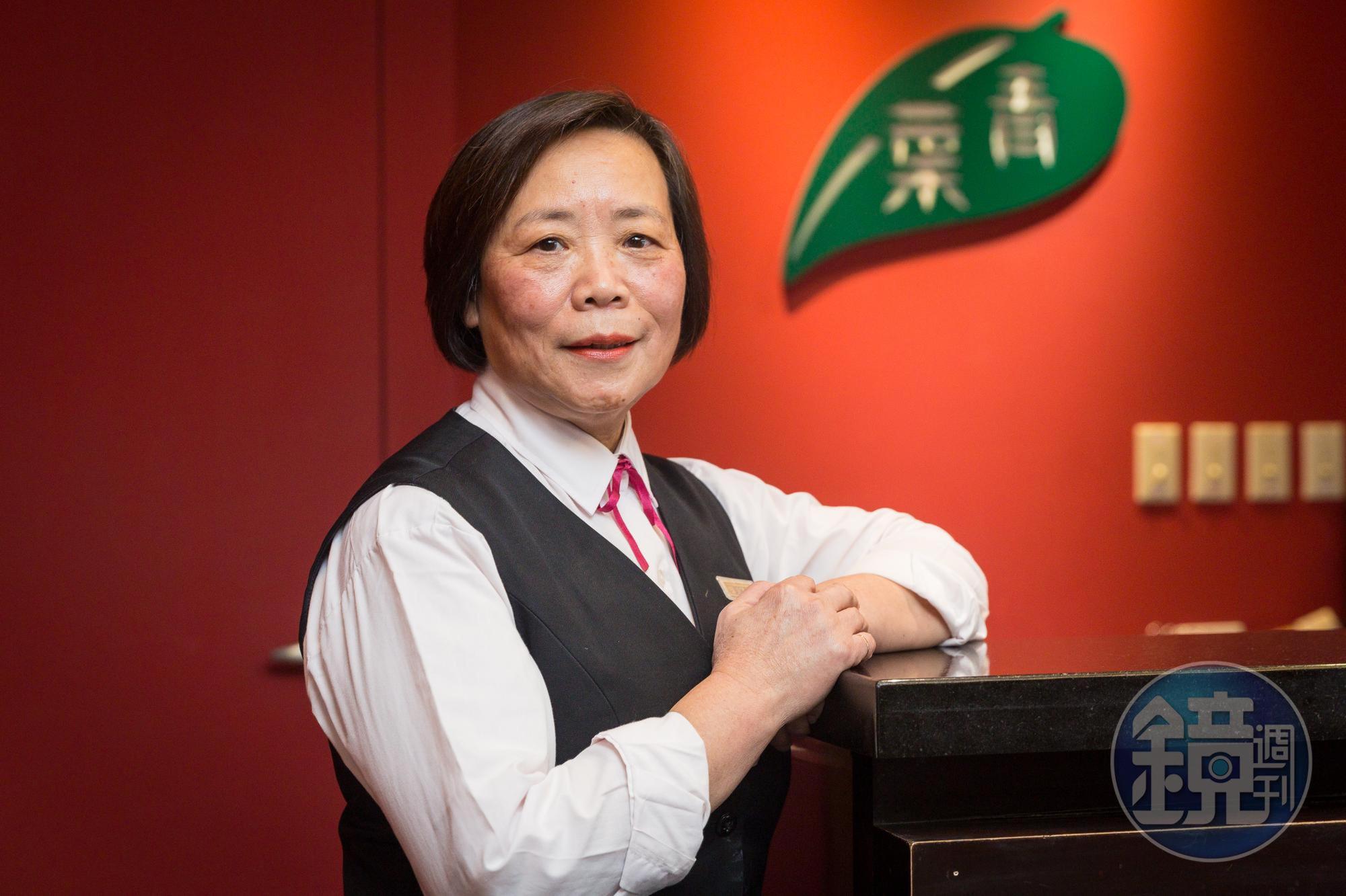 資深外場服務生黃阿素在青葉工作30年以上，她記憶中的創辦人大方又重情義，因此員工流動率甚低。