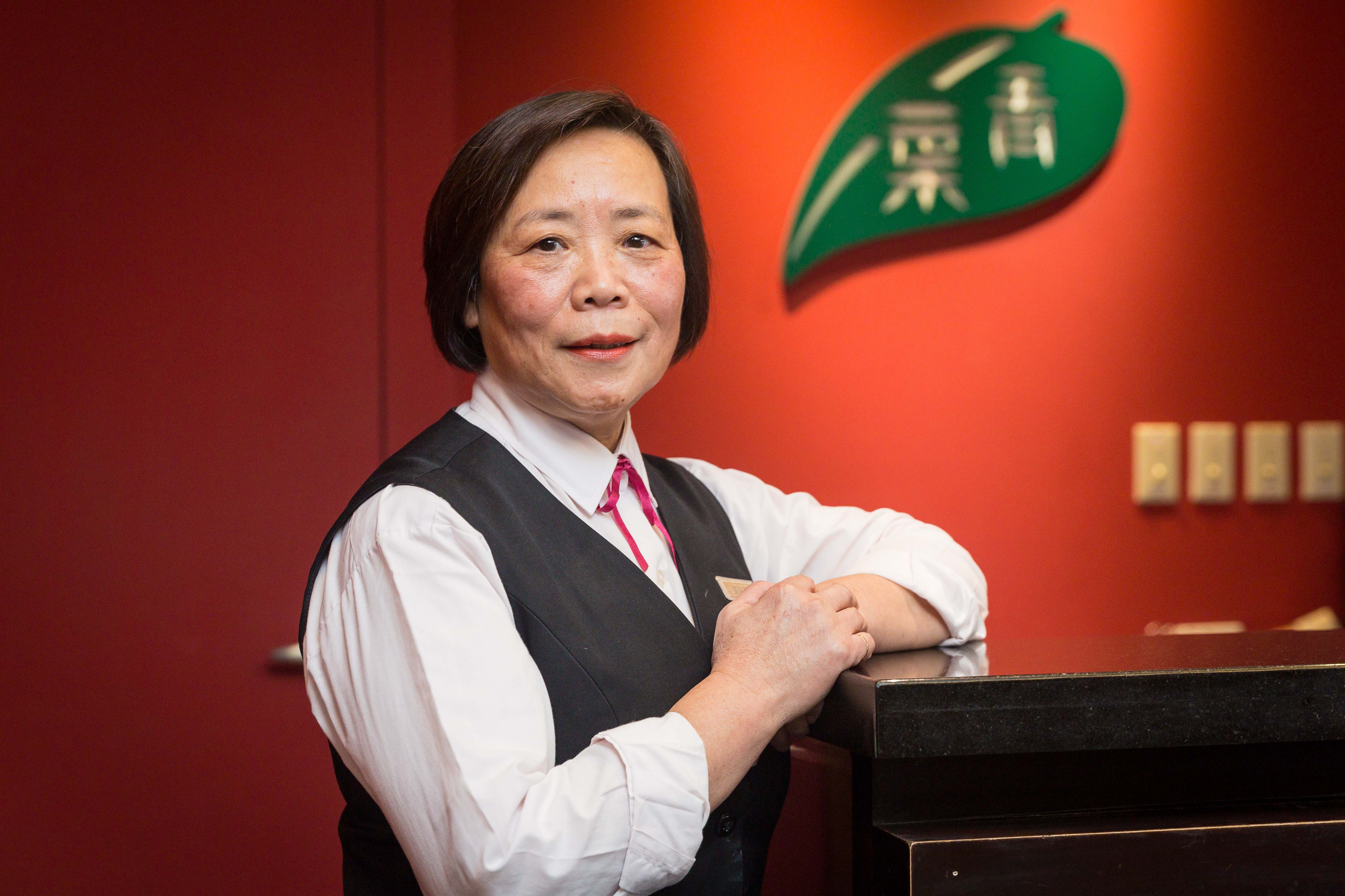 資深外場服務生黃阿素在青葉工作30年以上，她記憶中的創辦人大方又重情義，因此員工流動率甚低。