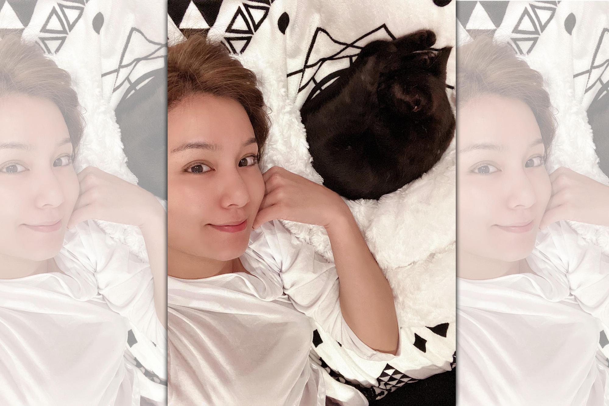 愛貓成痴的莎莎曾砸3萬元改裝自家咖啡廳打造一整面招財貓牆。（繁星浩月提供）