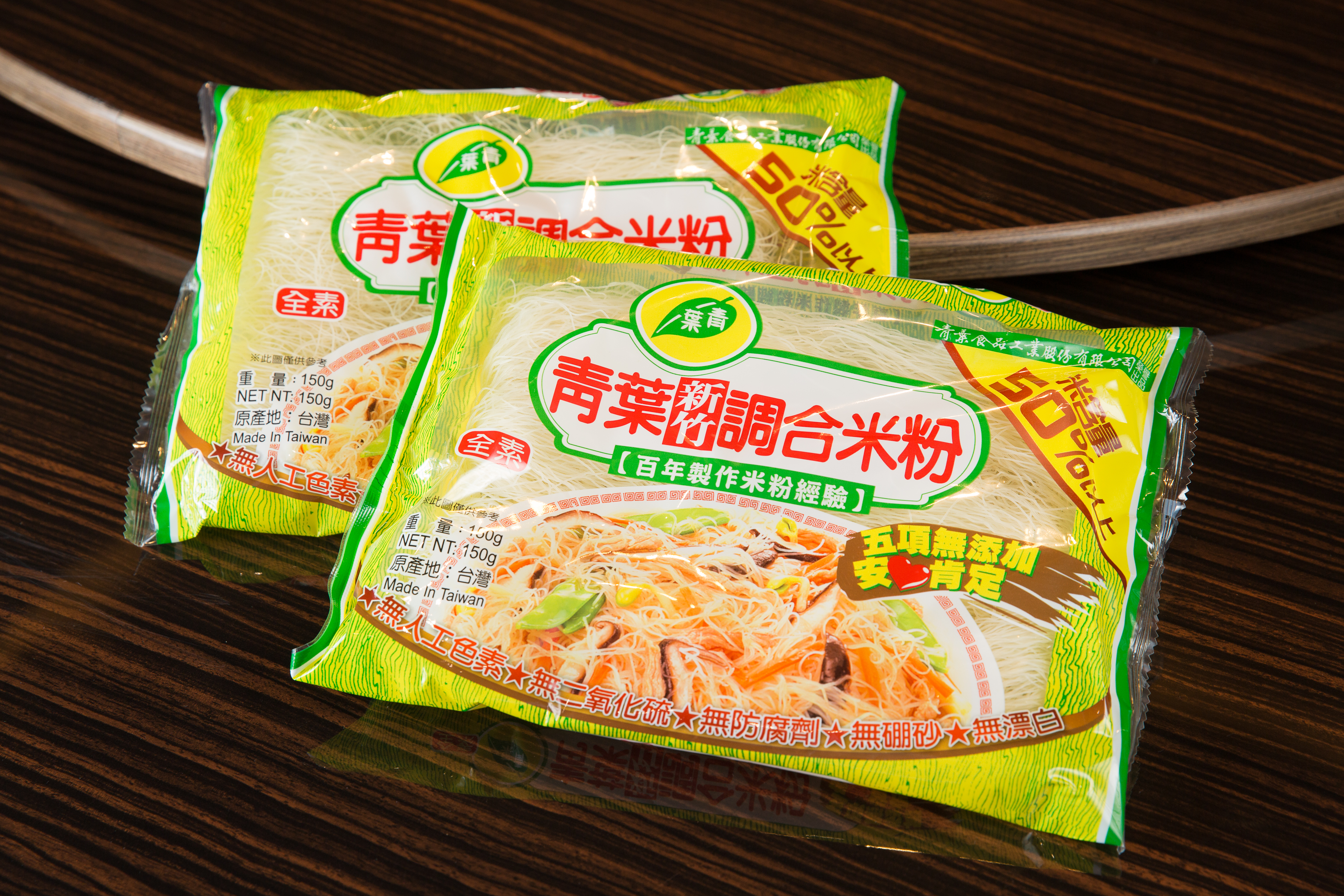 1970年，青葉生意好到開食品工廠賣米粉，至今仍是量販賣場熱賣商品。
